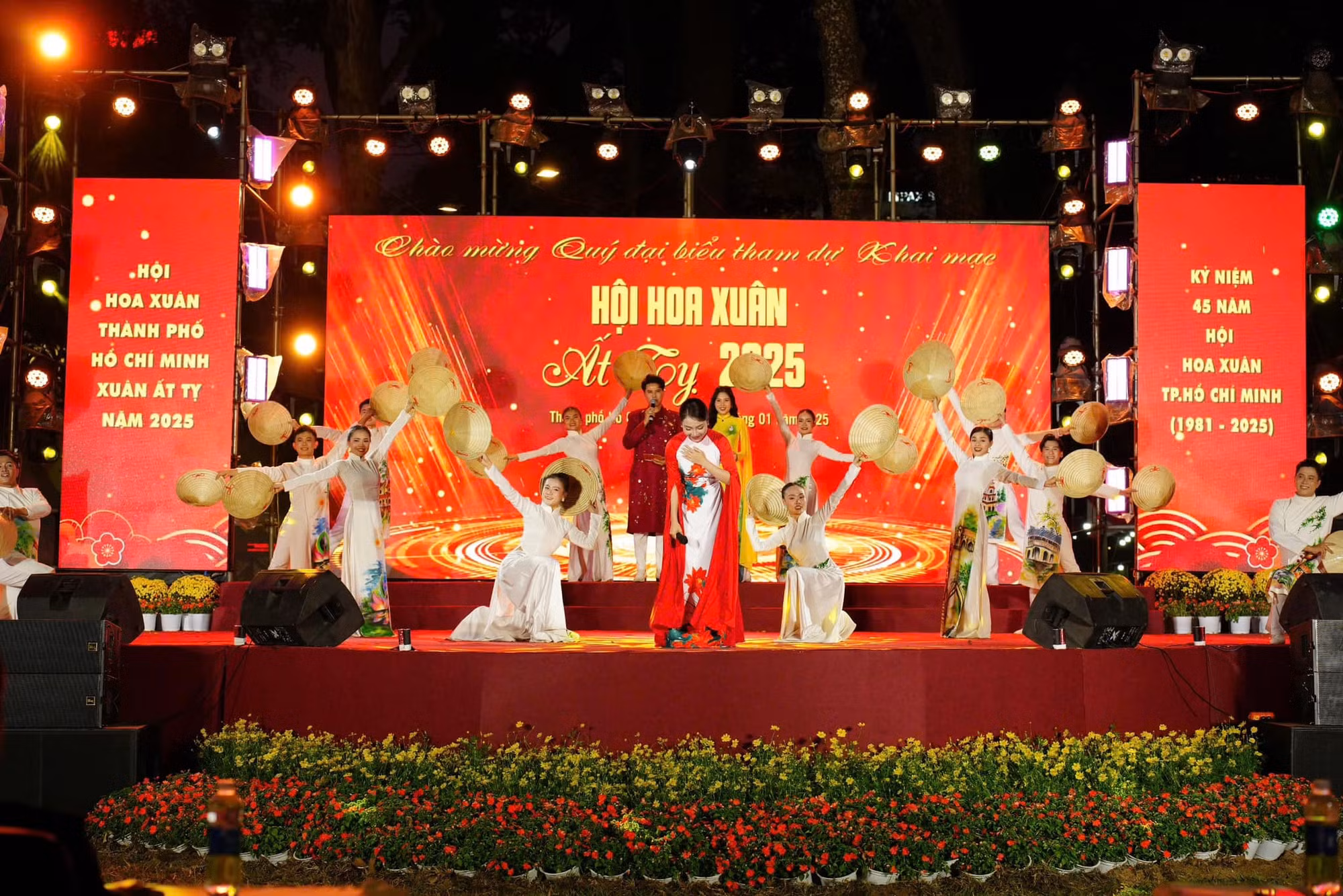 Chương trình ca nhạc chào mừng Hội hoa Xuân