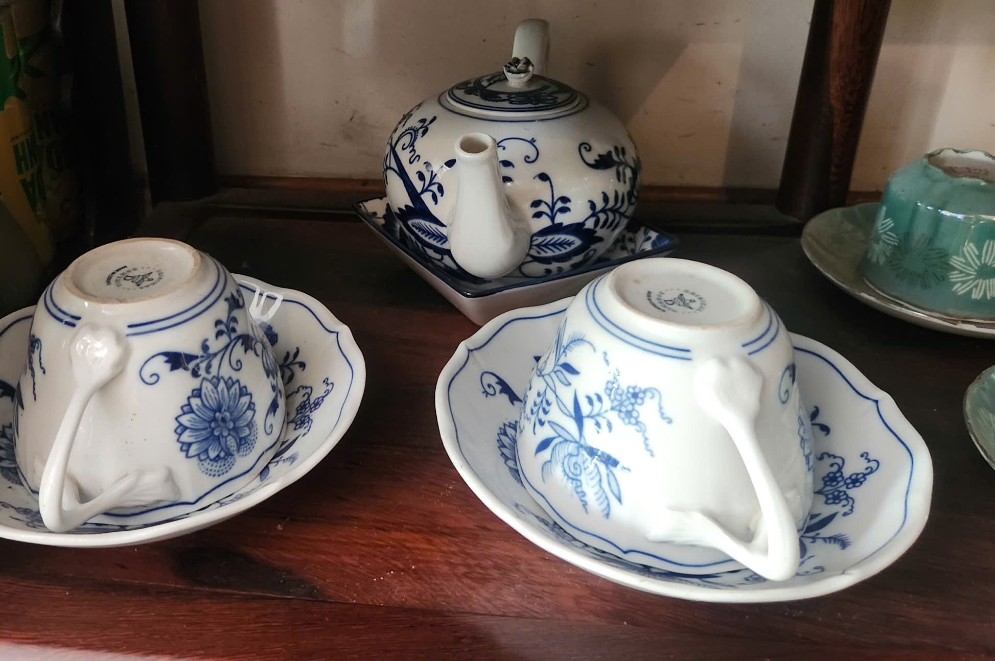 Những bộ ấm chén giản dị nhưng thiết kế hoa văn rất cầu kỳ Những bộ ấm chén giản dị nhưng thiết kế hoa văn rất cầu kỳ