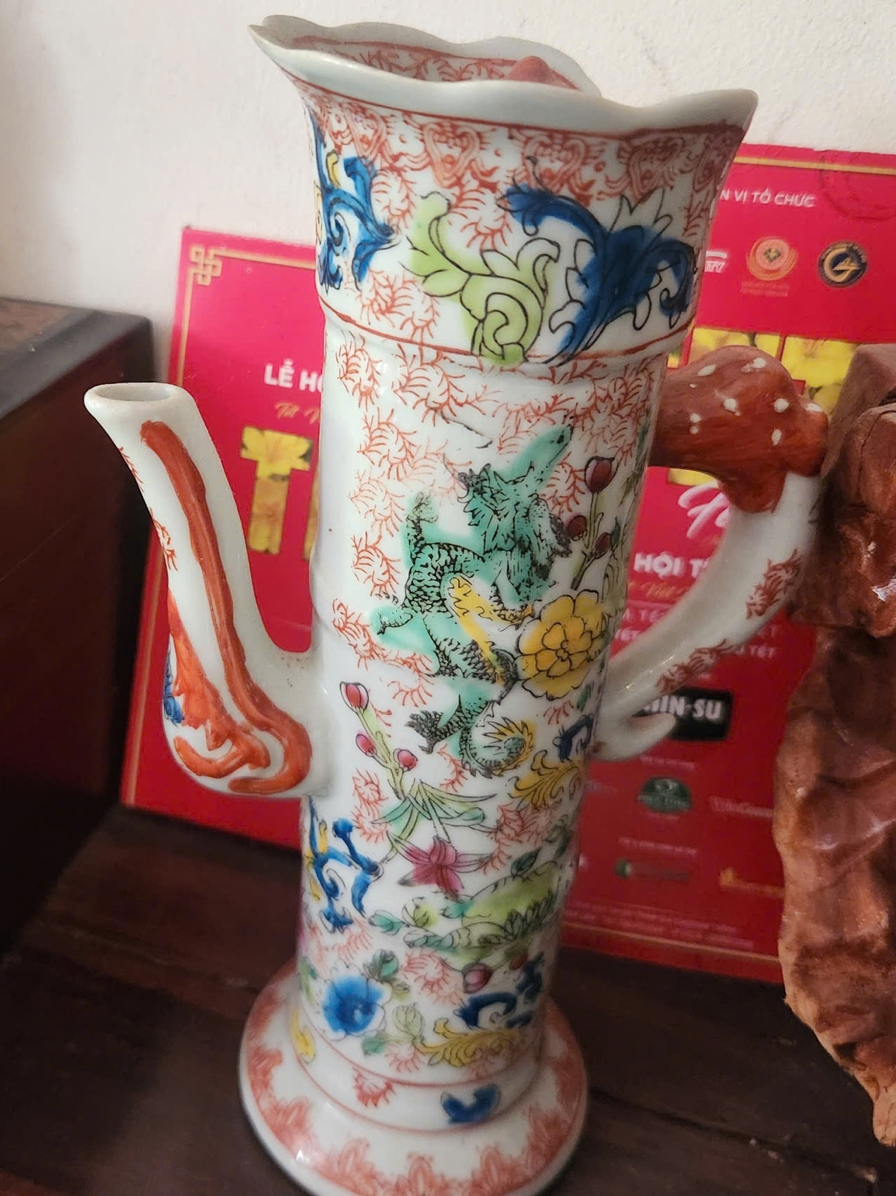 Chiếc ấm trà với hình ảnh rồng bay lượn. Chiếc ấm trà với hình ảnh rồng bay lượn.