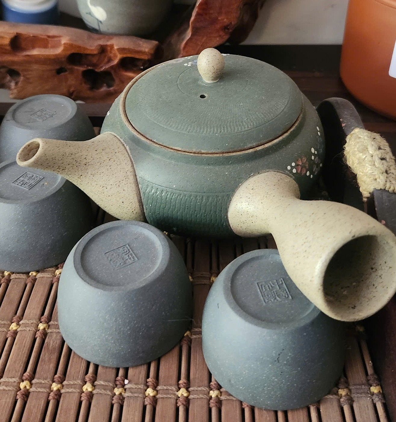 Bộ uống trà cổ với cách tạo hình mộc với chiếc vòi và tay cầm gắn khá thủ công Bộ uống trà cổ với cách tạo hình mộc với chiếc vòi và tay cầm gắn khá thủ công