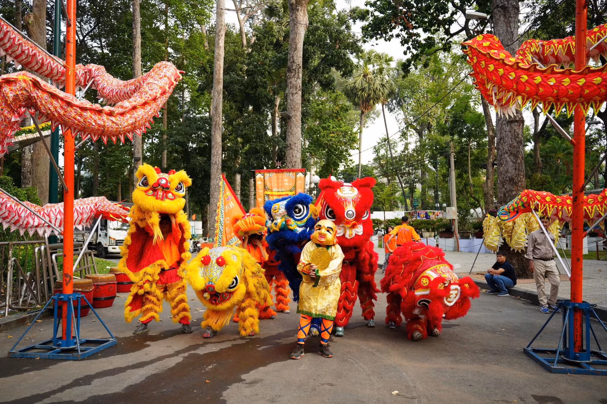 Múa lân khai Hội