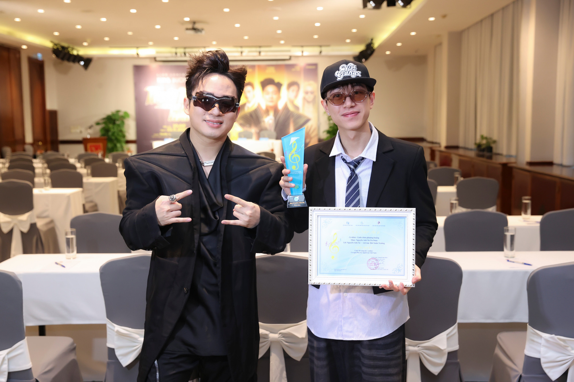 Rapper Double2T từng xuất hiện trong MV Cánh chim phượng hoàng của Tùng Dương. Rapper Double2T từng xuất hiện trong MV Cánh chim phượng hoàng của Tùng Dương.