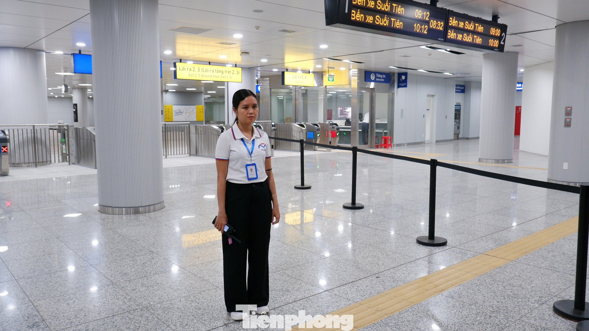 Nhân viên nhà ga Bến Thành chuẩn bị sẵn sàng cho công tác phục vụ hành khách trong ngày đầu tiên đưa vào vận hành tuyến. Ảnh: Hữu Huy