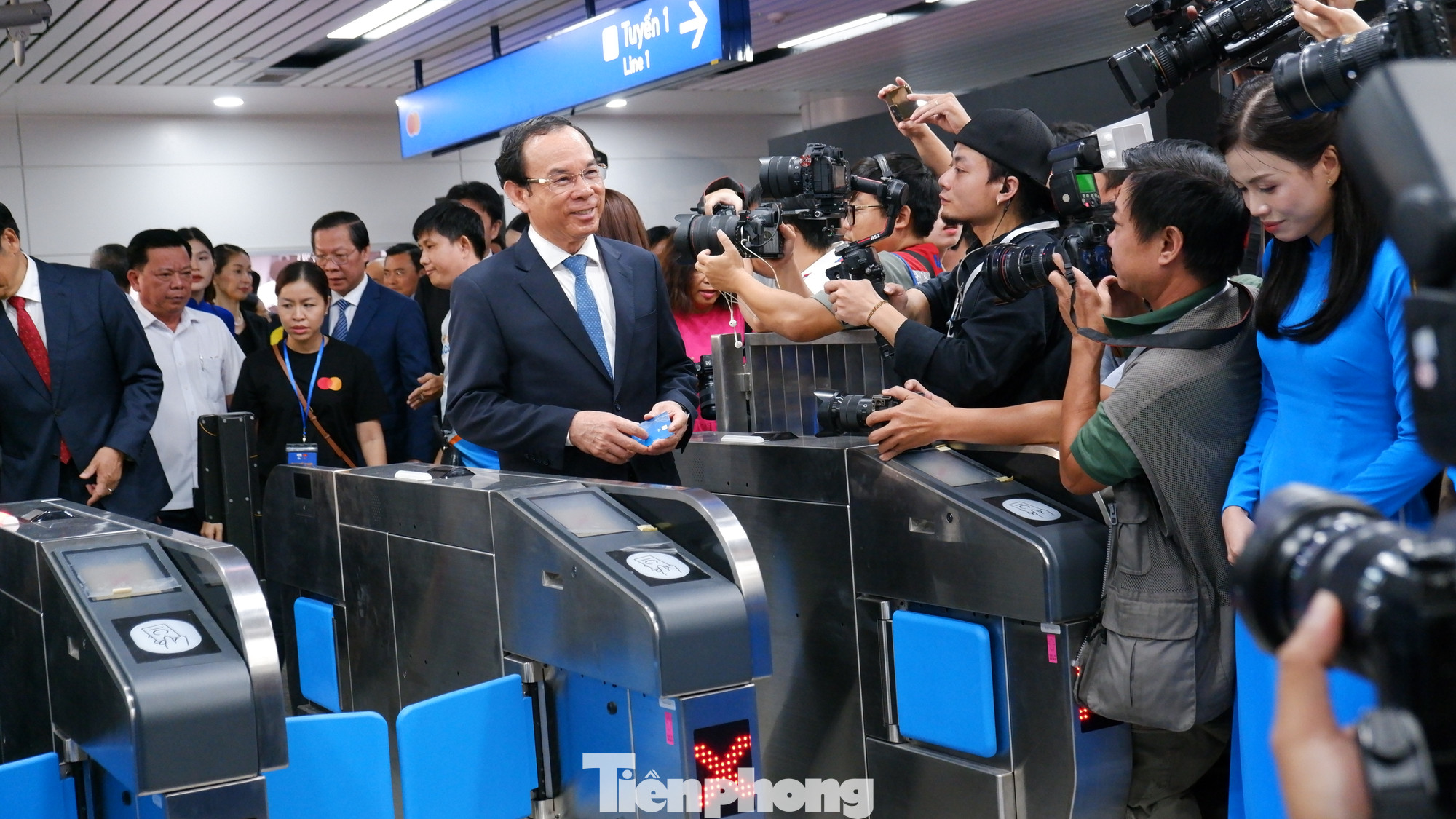Bí thư Thành ủy TPHCM Nguyễn Văn Nên trải nghiệm tàu metro số 1 Bến Thành - Suối Tiên. Ảnh: Hữu Huy