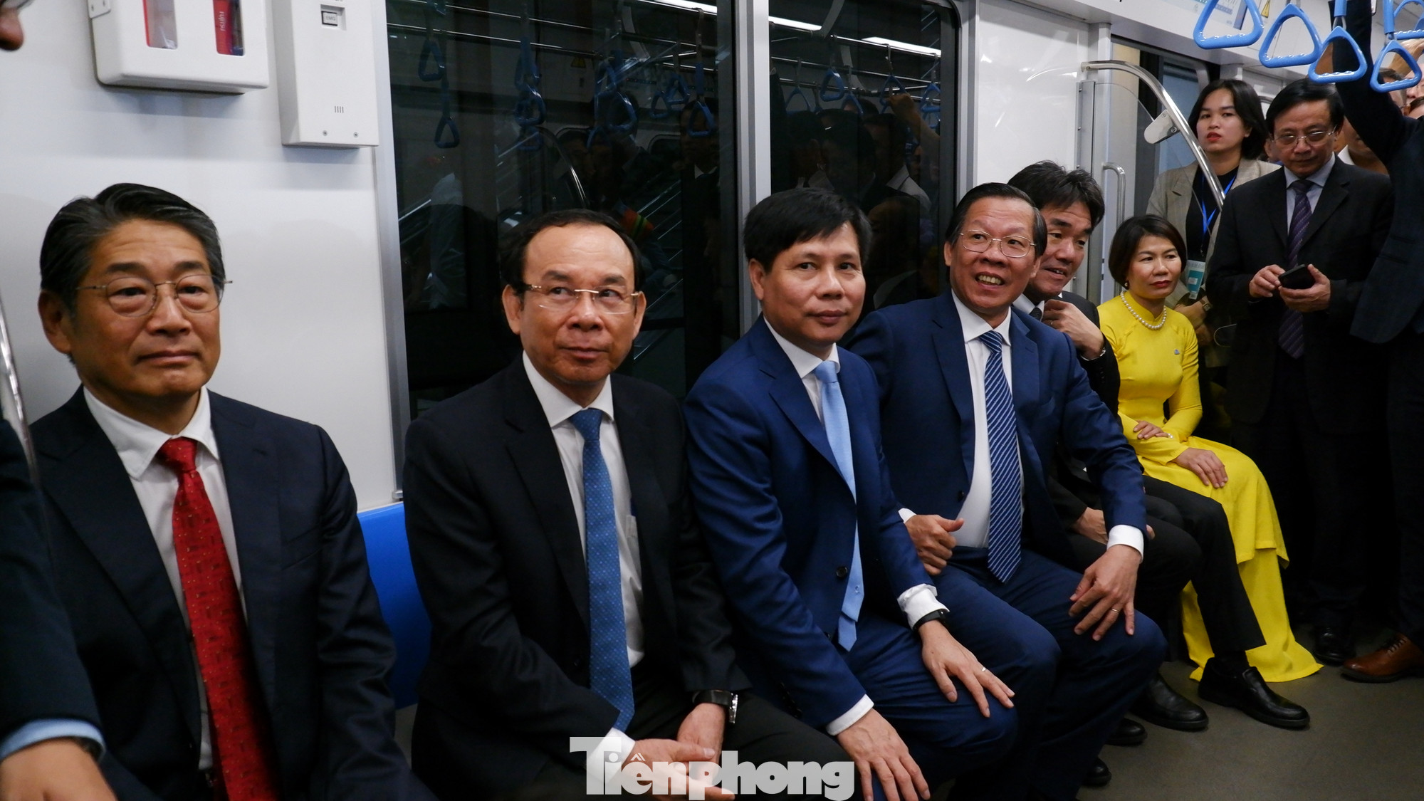 Lãnh đạo TPHCM và Đại sứ đặc mệnh toàn quyền Nhật Bản tại Việt Nam trải nghiệm tàu metro số 1. Ảnh: Hữu Huy