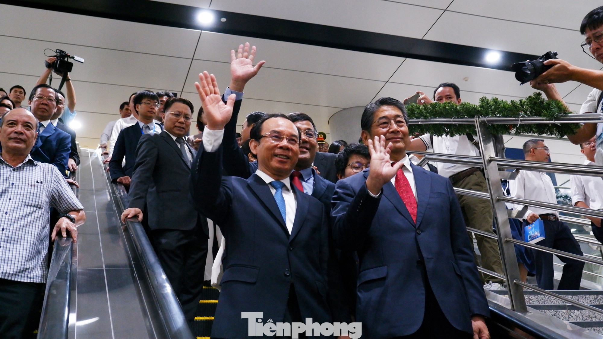 Bí thư Thành ủy TPHCM Nguyễn Văn Nên (trái) và ông ITO Naoki - Đại sứ đặc mệnh toàn quyền Nhật Bản tại Việt Nam xuống ga ngầm Bến Thành để đi tàu metro. Ảnh: Hữu Huy