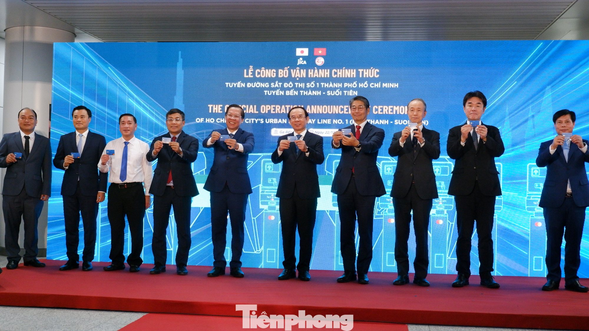 Lãnh đạo TPHCM cùng đại sứ Nhật Bản tại Việt Nam thực hiện nghi thức công bố vận hành tuyến metro số 1 Bến Thành - Suối Tiên. Ảnh: Hữu Huy