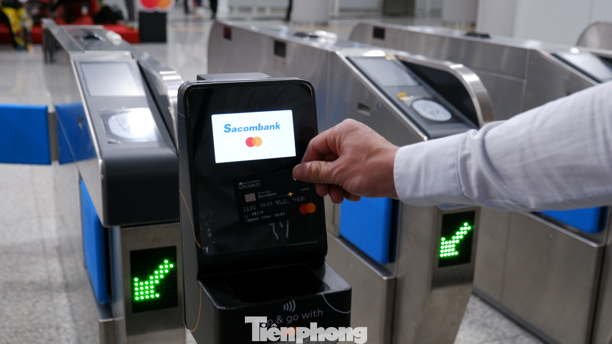 Người dân có thể dùng thẻ MasterCard để đi tàu metro TPHCM. Ảnh: Hữu Huy