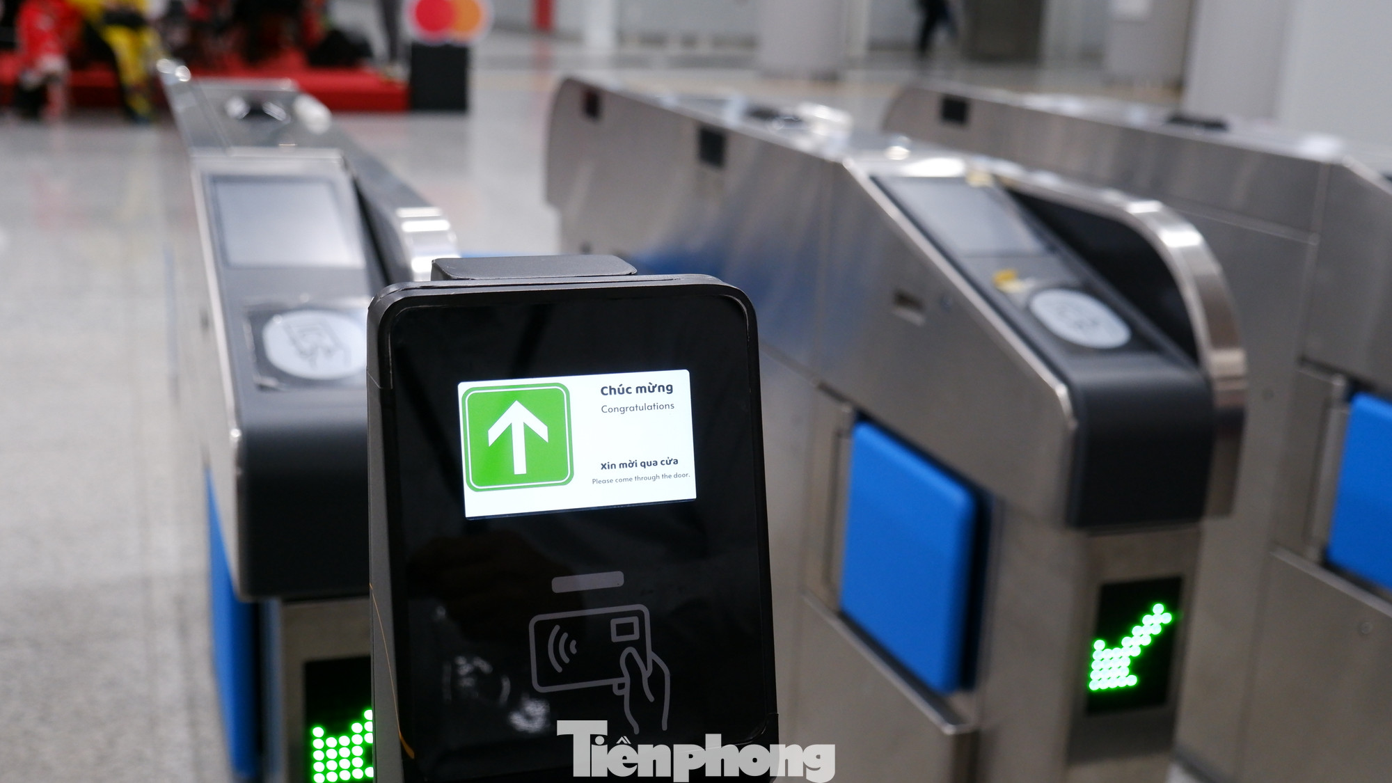 Người dân có thể dùng thẻ MasterCard để đi tàu metro TPHCM. Ảnh: Hữu Huy