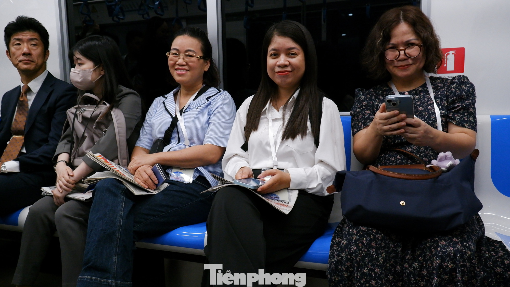 Những người đầu tiên được trải nghiệm trên chuyến tàu metro số 1 Bến Thành - Suối Tiên ngày đầu vận hành. Ảnh: Hữu Huy