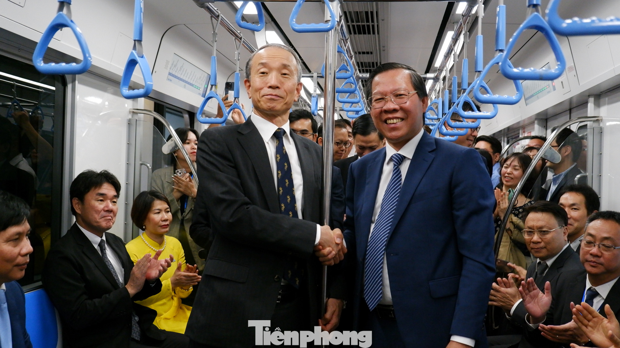 Chủ tịch UBND TPHCM Phan Văn Mãi (bên phải) cùng ông ONO Masuo - Tổng Lãnh sự Nhật Bản tại TPHCM trải nghiệm tàu metro số 1. Ảnh: Hữu Huy