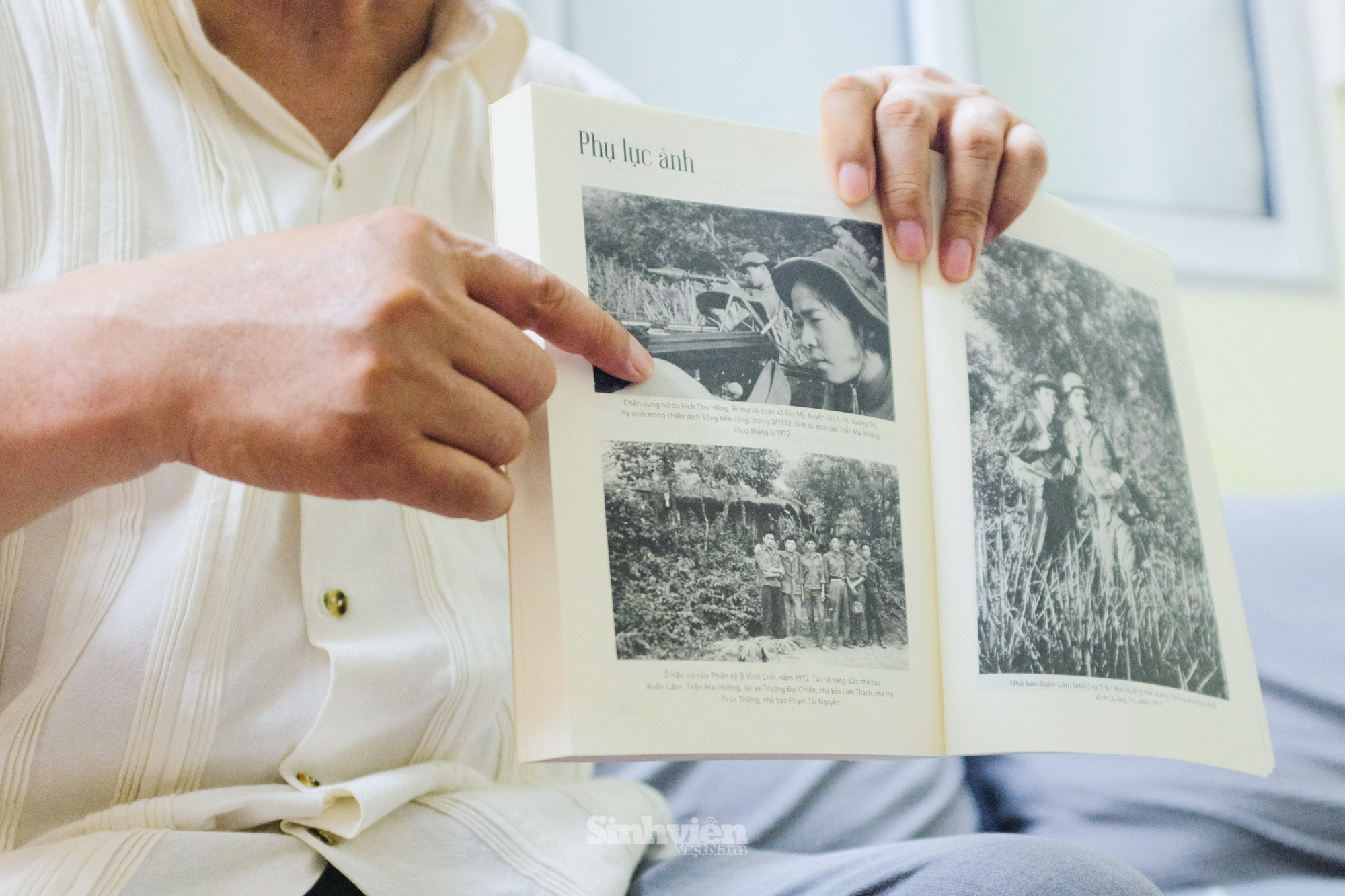 Nhà báo Trần Mai Hưởng chậm rãi lật giở những bức ảnh tư liệu quý giá, giới thiệu cho chúng tôi những nhân vật đã đi qua trang nhật ký chiến trường của ông. Đến bức ảnh một nữ du kích Quảng Trị, ông dừng lại rất lâu, ông kể: “ Tôi nhớ mãi câu chuyện về nữ du kích Thu Hồng. Tôi chụp ảnh chị, năm chị 20 tuổi, vào giữa tháng 2 năm 1972 ở Quảng Trị, nhưng đến cuối tháng 3 chị đã anh dũng hy sinh. Là một người con của miền Nam tập kết ra Bắc, chị tình nguyện trở về quê hương, về tận xã làm du kích chiến đấu, và ngã xuống trong đợt tổng tiến công đầu tiên.