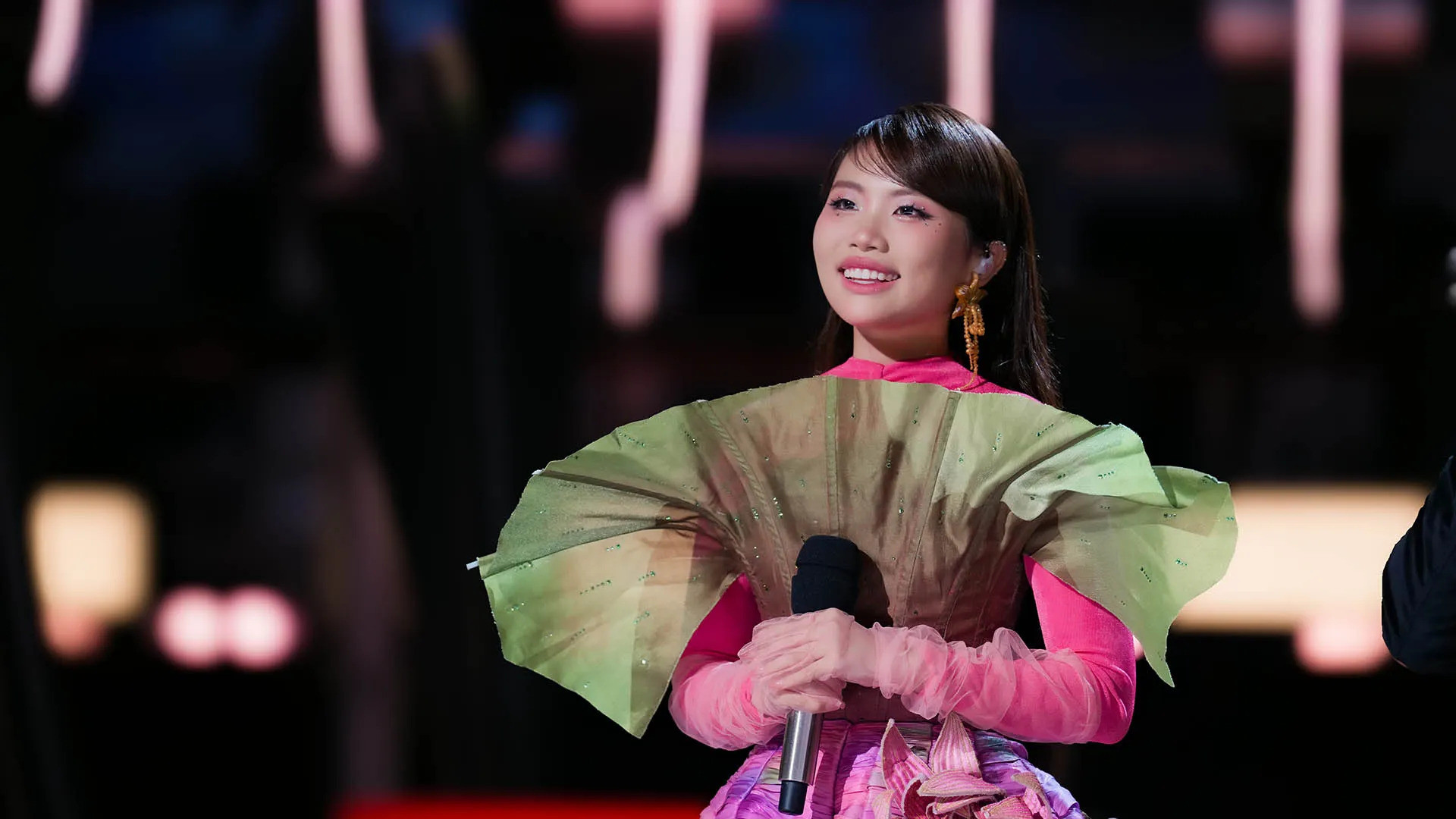 Thành công của ca khúc Bóng Phù Hoa đã được khẳng định khi không chỉ chiếm lĩnh Top 1 thịnh hành YouTube tại Việt Nam mà còn nhận được sự quan tâm đặc biệt từ thị trường quốc tế. (Ảnh: VMAS) Thành công của ca khúc Bóng Phù Hoa đã được khẳng định khi không chỉ chiếm lĩnh Top 1 thịnh hành YouTube tại Việt Nam mà còn nhận được sự quan tâm đặc biệt từ thị trường quốc tế. (Ảnh: VMAS)