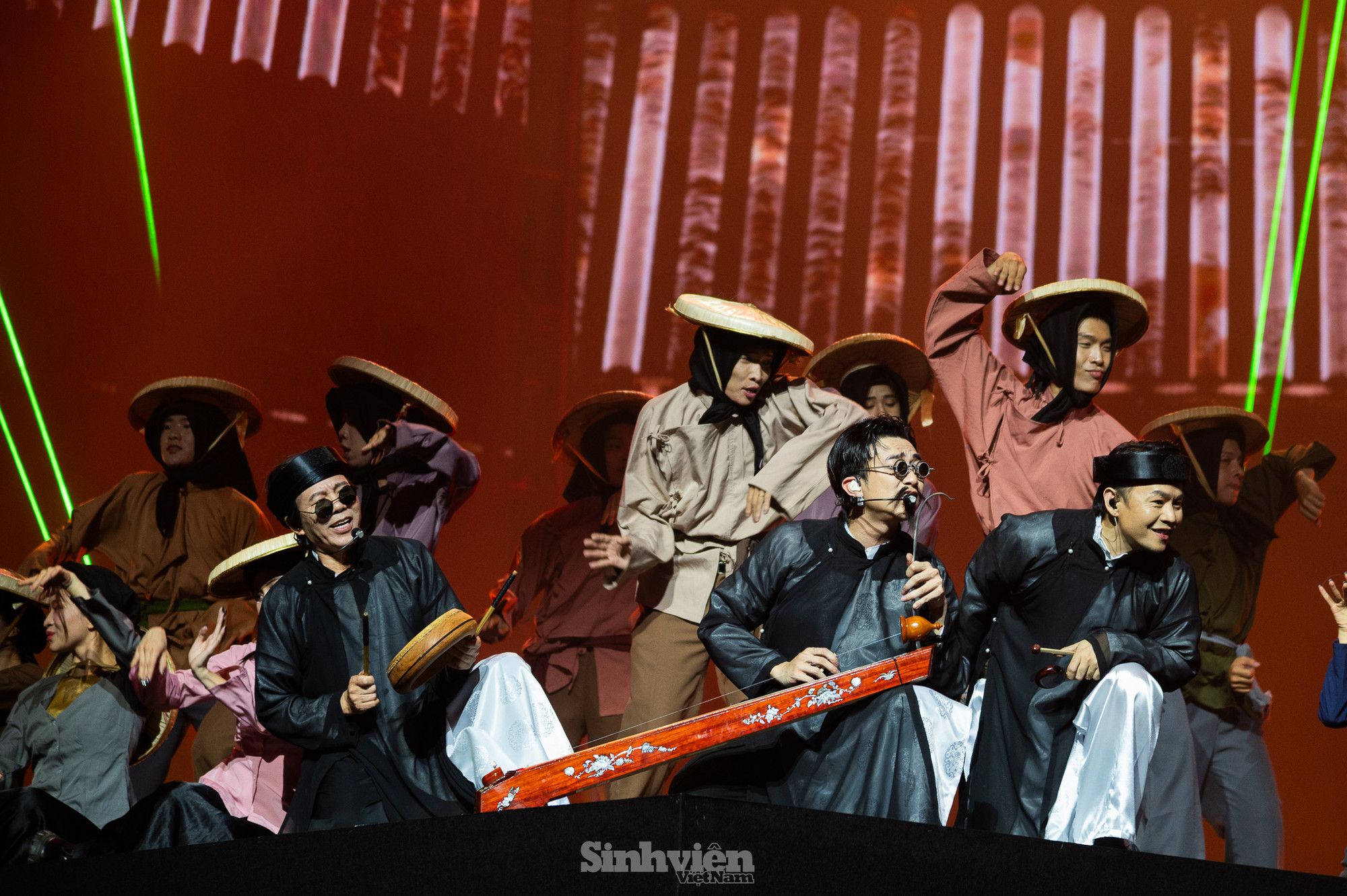 Ca sĩ Soobin Hoàng Sơn đã cùng bố là NSND Huỳnh Tú mang di sản xẩm và dân ca Bắc Bộ lên sân khấu hiện đại qua giọng hát và tiếng đàn bầu do chính anh thể hiện. (Ảnh: Lê Trung) Ca sĩ Soobin Hoàng Sơn đã cùng bố là NSND Huỳnh Tú mang di sản xẩm và dân ca Bắc Bộ lên sân khấu hiện đại qua giọng hát và tiếng đàn bầu do chính anh thể hiện. (Ảnh: Lê Trung)
