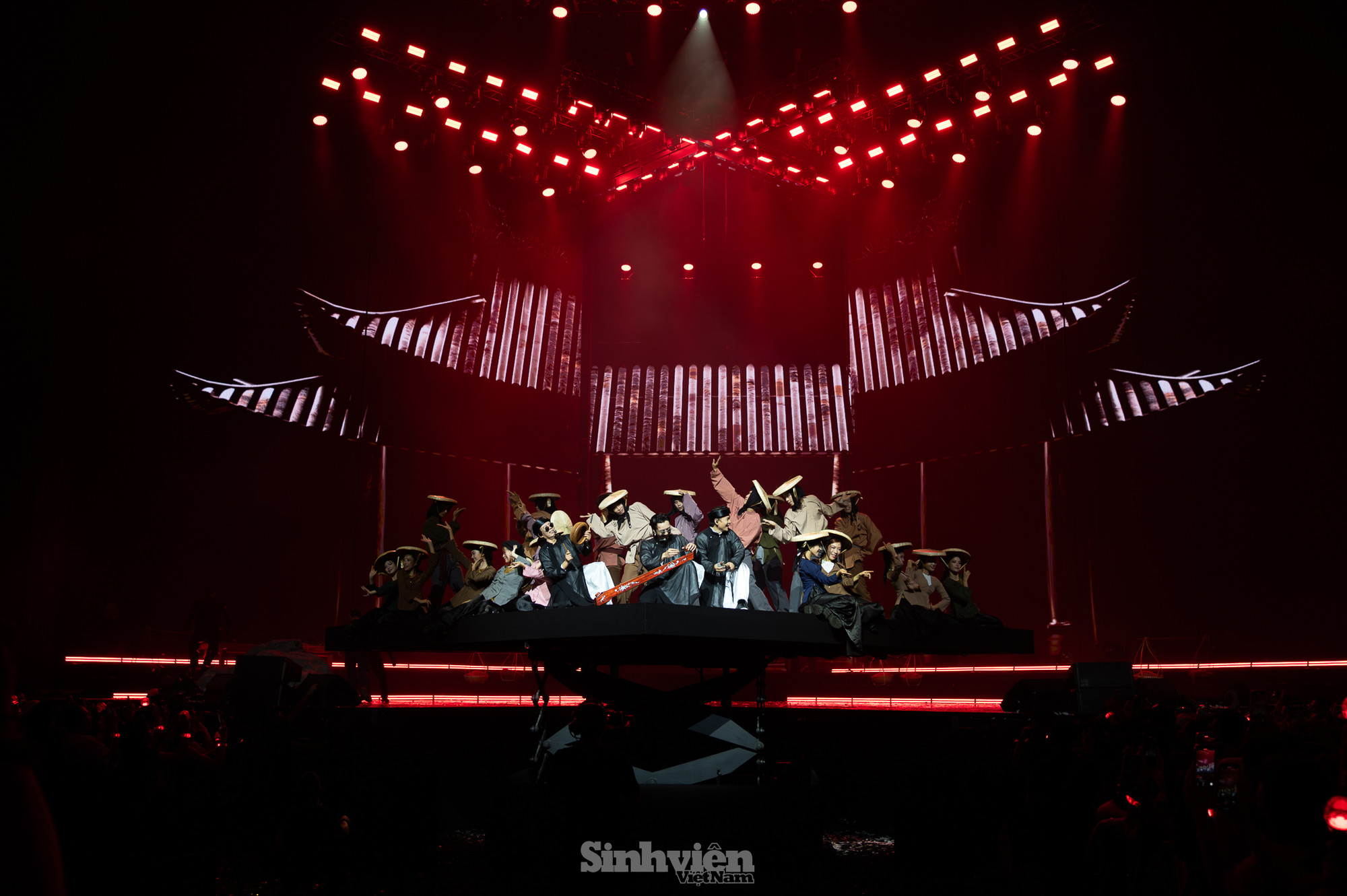Nắm bắt được sức sống mãnh liệt của văn hoá dân tộc, nhiều sân khấu âm nhạc lớn đã khéo léo tôn vinh chất liệu dân gian, biến vốn quý truyền thống thành linh hồn của chương trình và gặt hái thành công khi chinh phục được trái tim của đông đảo khán giả. (Ảnh: Lê Vượng) Nắm bắt được sức sống mãnh liệt của văn hoá dân tộc, nhiều sân khấu âm nhạc lớn đã khéo léo tôn vinh chất liệu dân gian, biến vốn quý truyền thống thành linh hồn của chương trình và gặt hái thành công khi chinh phục được trái tim của đông đảo khán giả. (Ảnh: Lê Vượng)