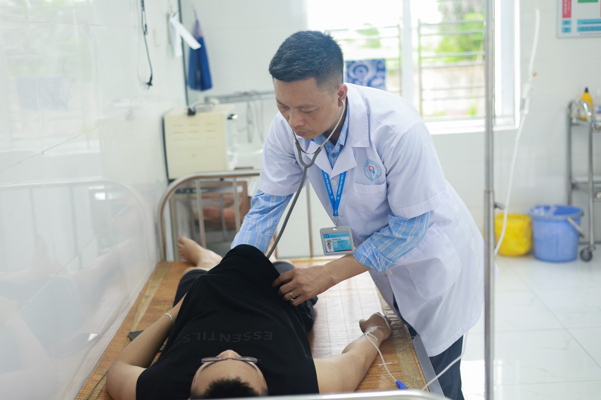 Mặc dù bị bại liệt nhưng anh Thành vẫn đến tận nhà bà con để tận tình thăm khám, chữa bệnh.