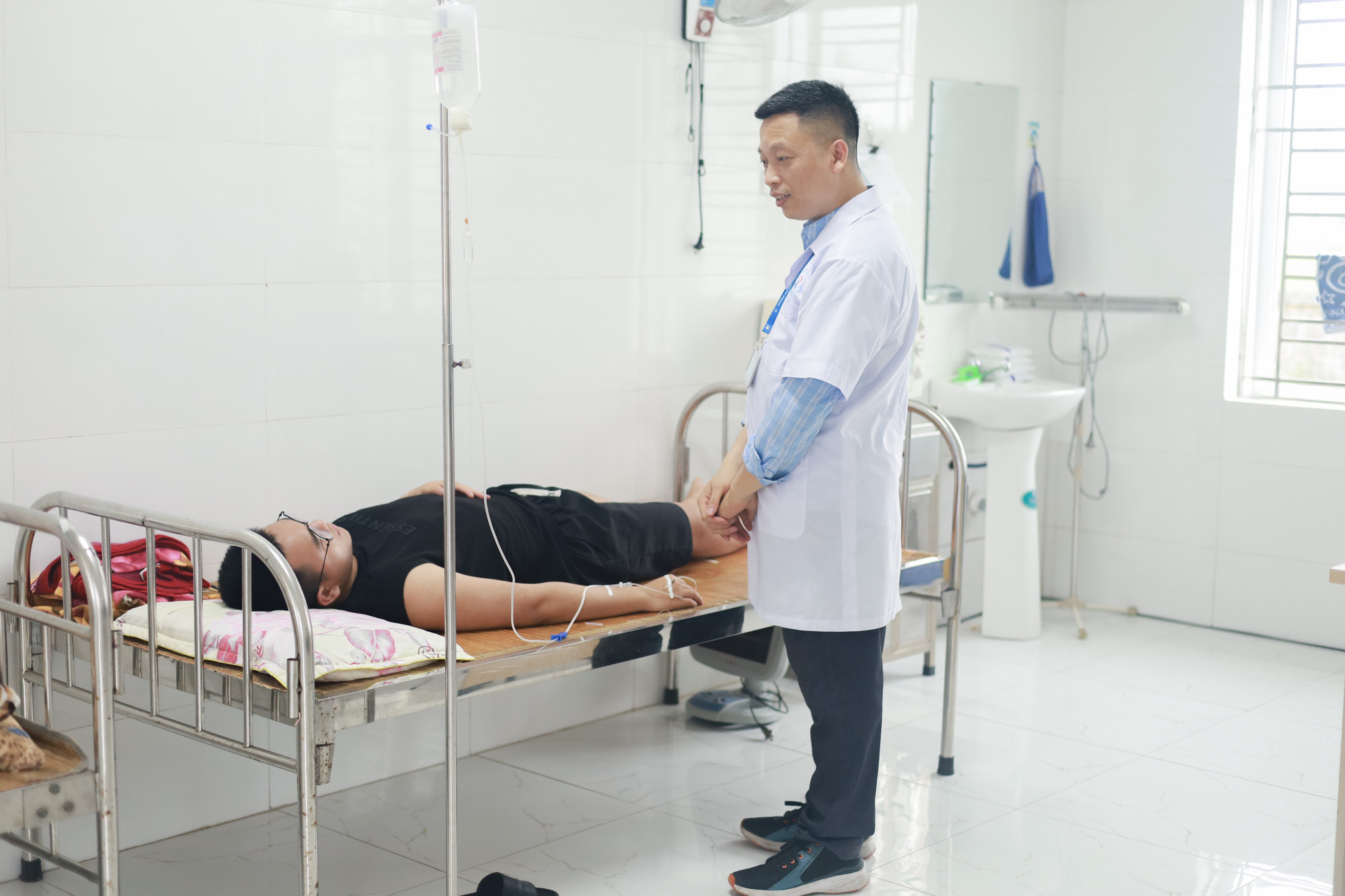 Mặc dù bị bại liệt nhưng anh Thành vẫn đến tận nhà bà con để tận tình thăm khám, chữa bệnh.