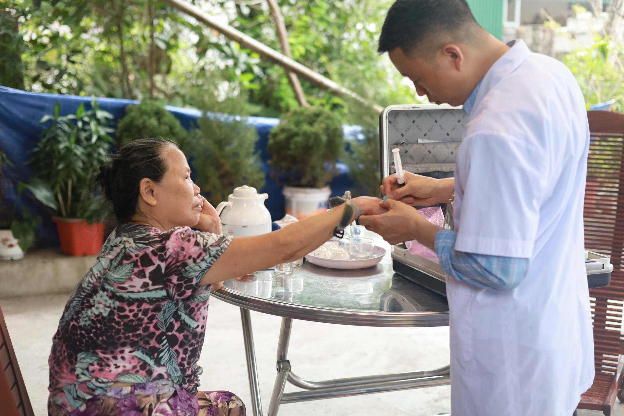 Mặc dù bị bại liệt nhưng anh Thành vẫn đến tận nhà bà con để tận tình thăm khám, chữa bệnh.