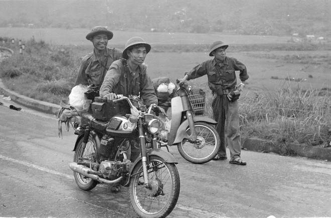 Nhà báo Trần Mai Hưởng và đồng đội tại chiến trường. (Ảnh: NVCC)