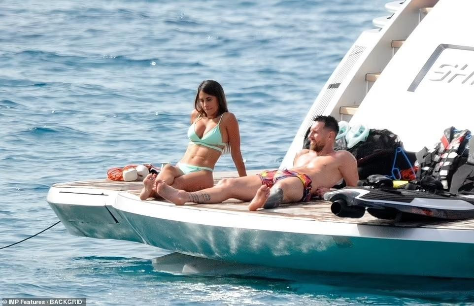 Bà xã Messi 'bốc lửa' với bikini, ôm ấp danh thủ Argentina trên du thuyền |  Báo điện tử Tiền Phong