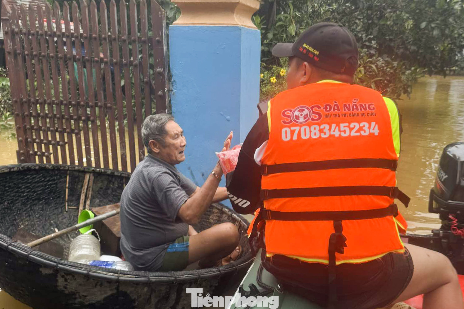 Vượt dòng nước dữ, những suất ăn, những phần nhu yếu phẩm được chuyển đến tận tay người dân bị chia cắt bởi nước lũ.