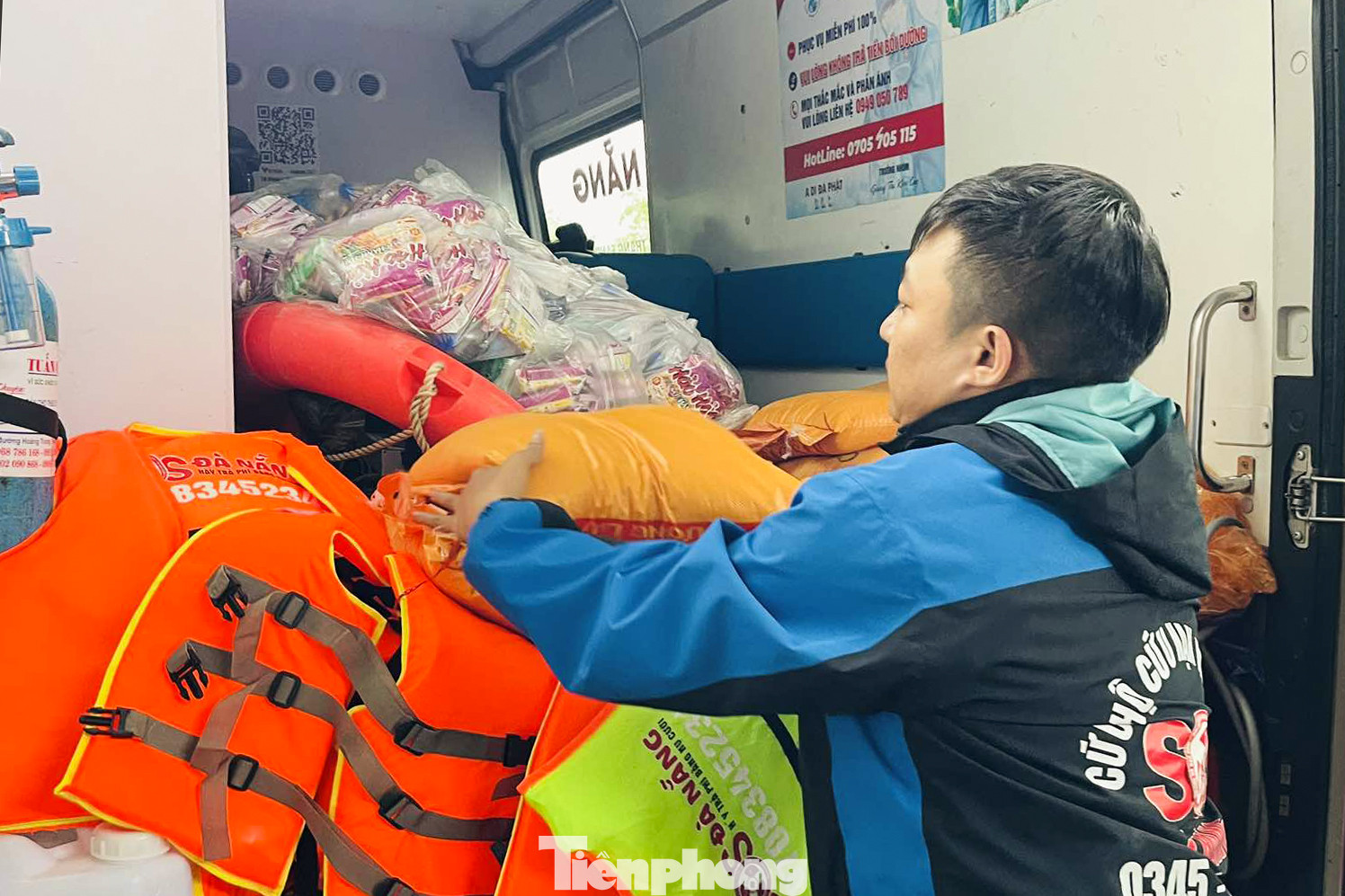 Các thành viên nhiều ngày dầm mưa, lênh đênh trên nước xiết để cứu hộ.