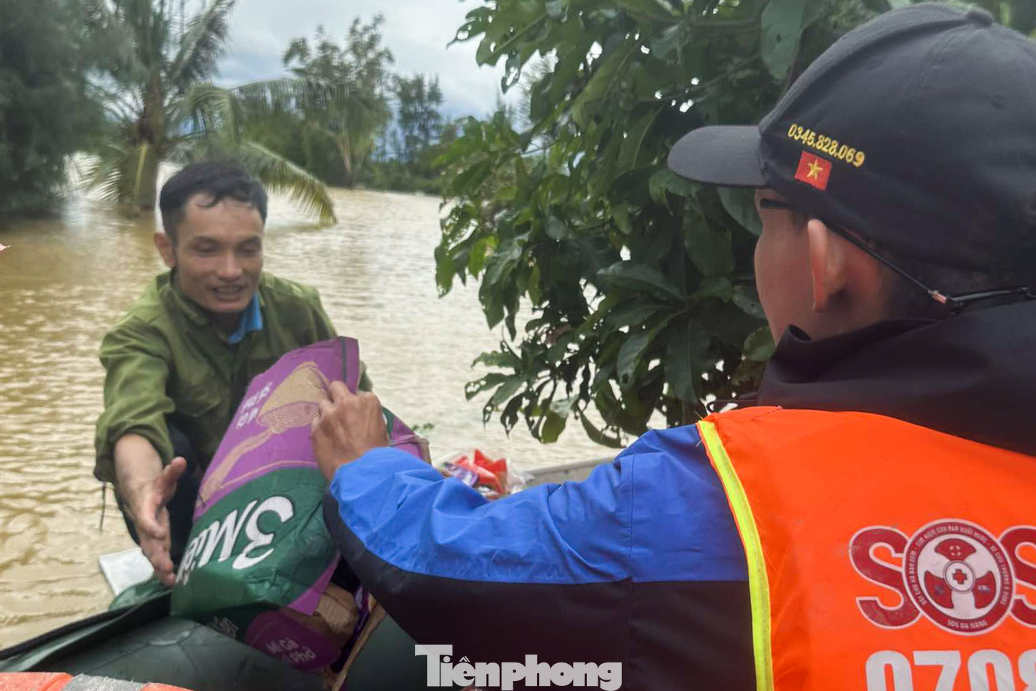 Vượt dòng nước dữ, những suất ăn, những phần nhu yếu phẩm được chuyển đến tận tay người dân bị chia cắt bởi nước lũ.