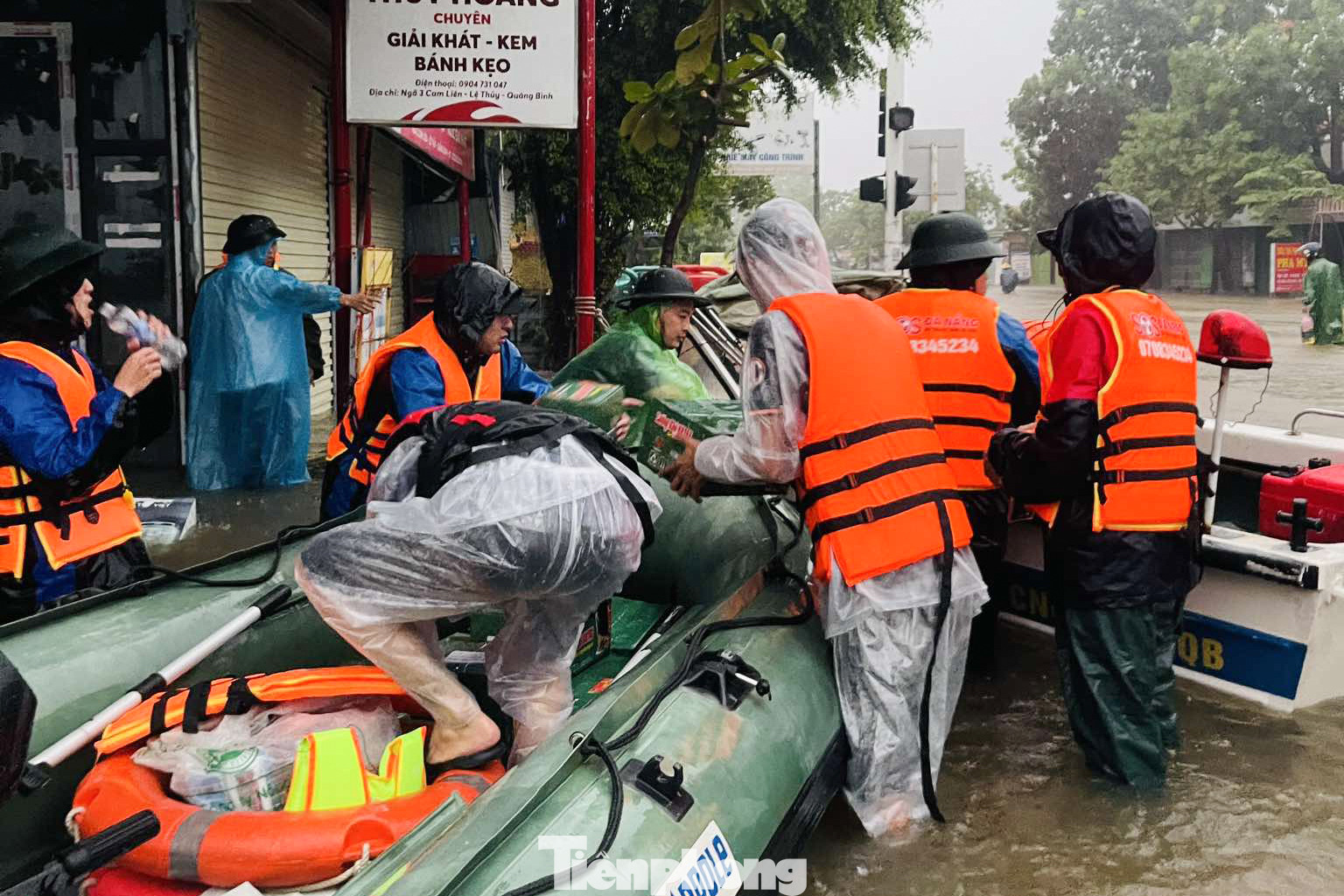 Đội SOS Đà Nẵng có mặt ở khu vực ngã tư Cam Liên - Quốc lộ 1A sẵn sàng hỗ trợ bà con ngập sâu.
