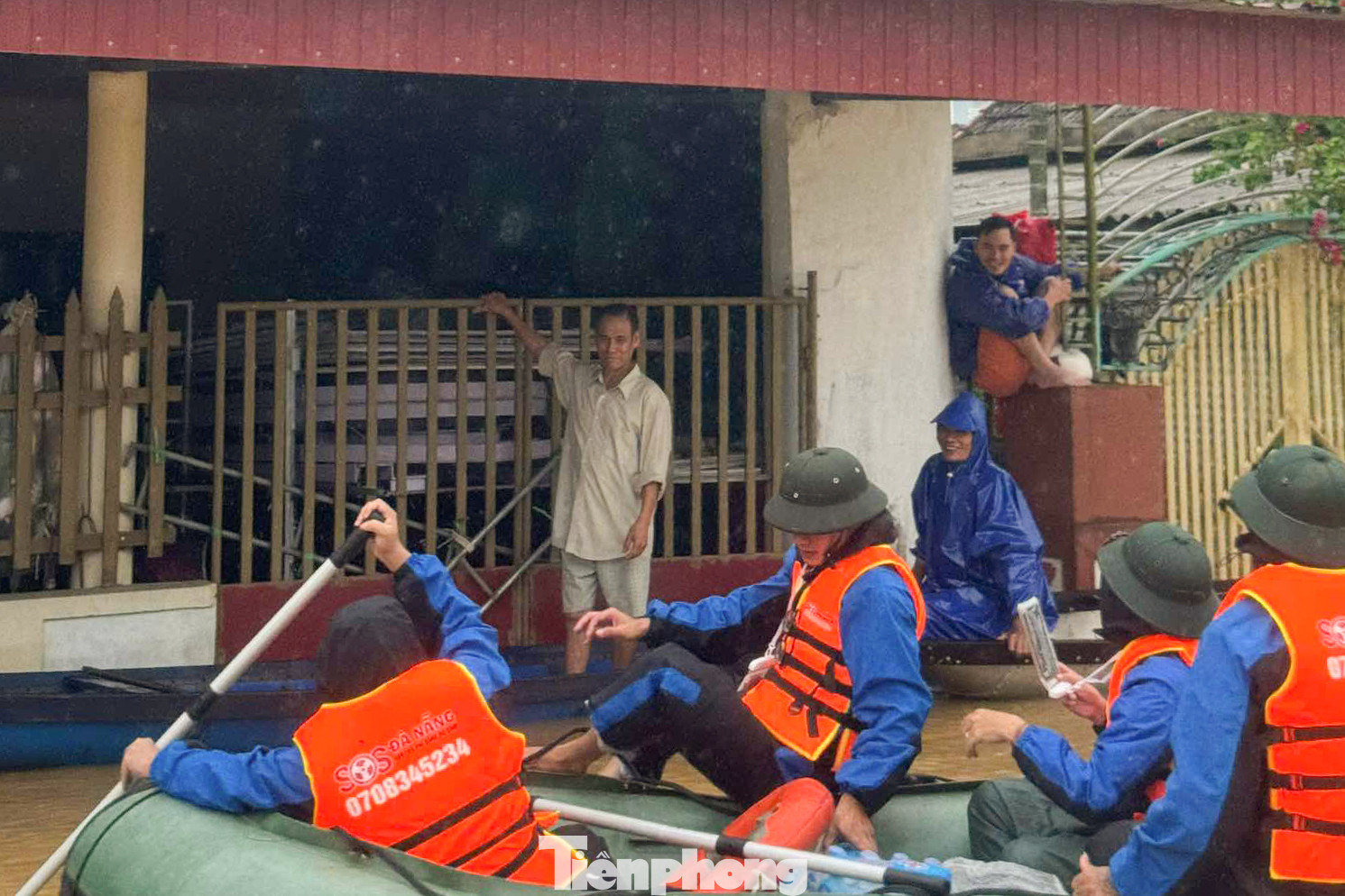 Vượt dòng nước dữ, những suất ăn, những phần nhu yếu phẩm được chuyển đến tận tay người dân bị chia cắt bởi nước lũ.