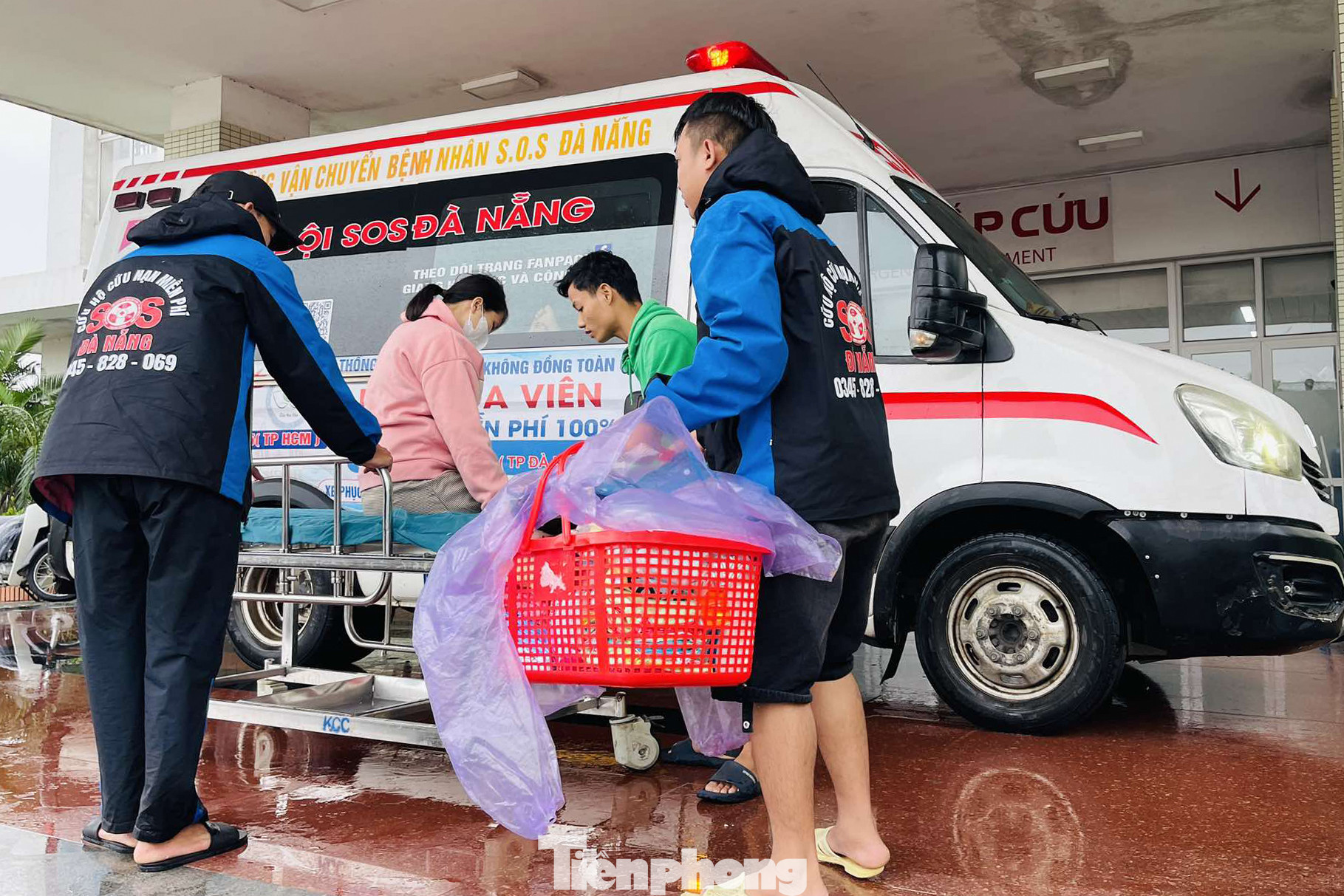 Các thành viên SOS Đà Nẵng vượt nước lũ, giúp sản phụ vượt cạn