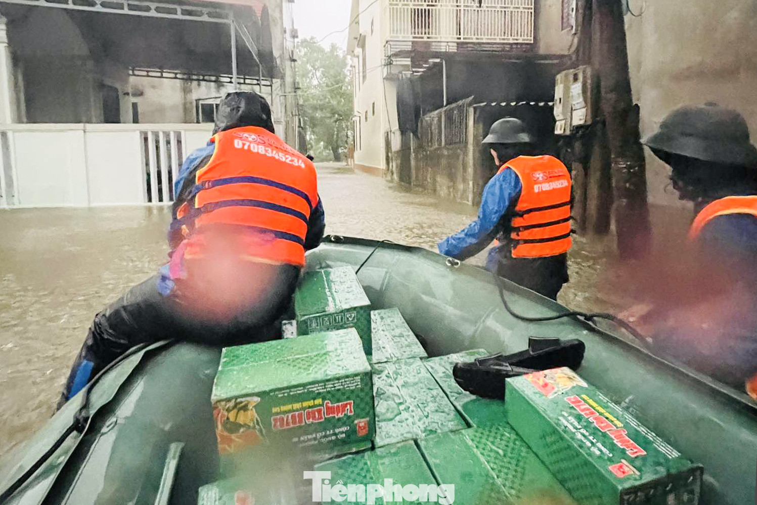 Vượt dòng nước dữ, những suất ăn, những phần nhu yếu phẩm được chuyển đến tận tay người dân bị chia cắt bởi nước lũ.