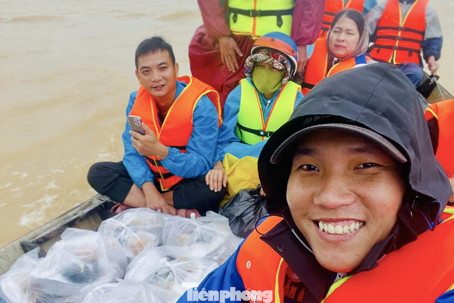 Các thành viên nhiều ngày dầm mưa, lênh đênh trên nước xiết để cứu hộ.
