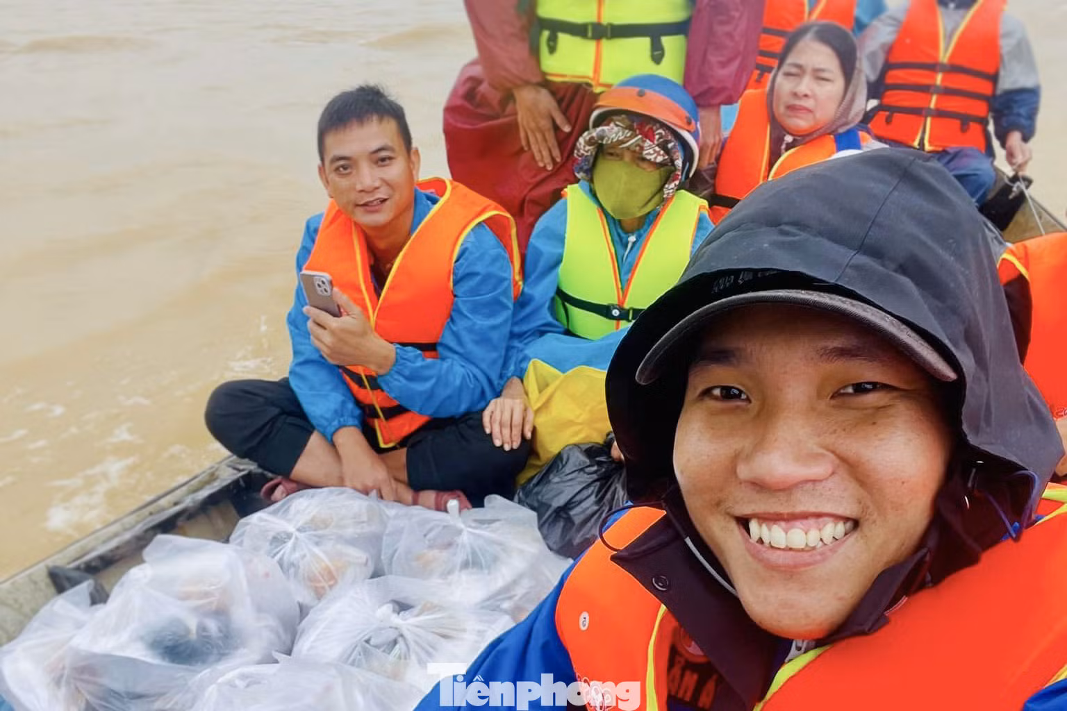 Các thành viên nhiều ngày dầm mưa, lênh đênh trên nước xiết để cứu hộ.