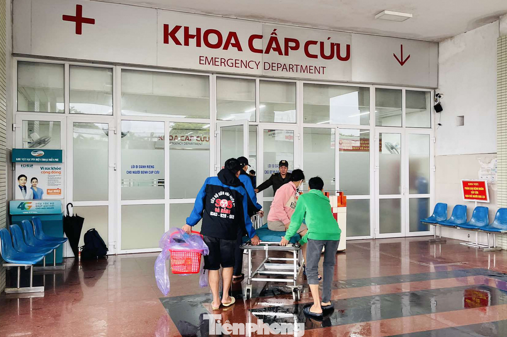 Các thành viên SOS Đà Nẵng vượt nước lũ, giúp sản phụ vượt cạn