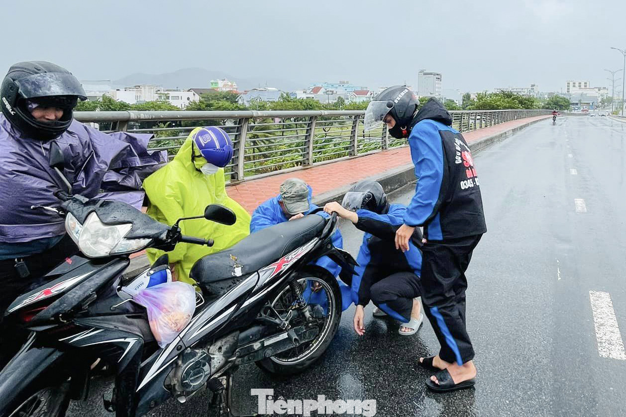 Trước đó, Đội SOS Đà Nẵng tích cực hỗ trợ lực lượng chức năng và người dân Đà Nẵng khắc phục hậu quả của bão Trà Mi