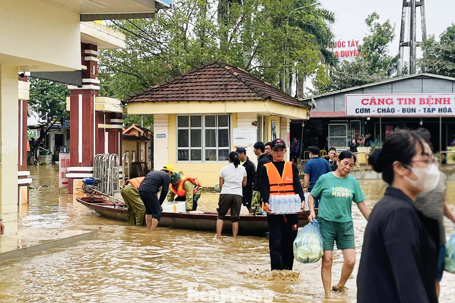 Vận chuyển các suất ăn, nước sạch và nhu yếu phẩm hỗ trợ bệnh nhân ở bệnh viện bị cô lập