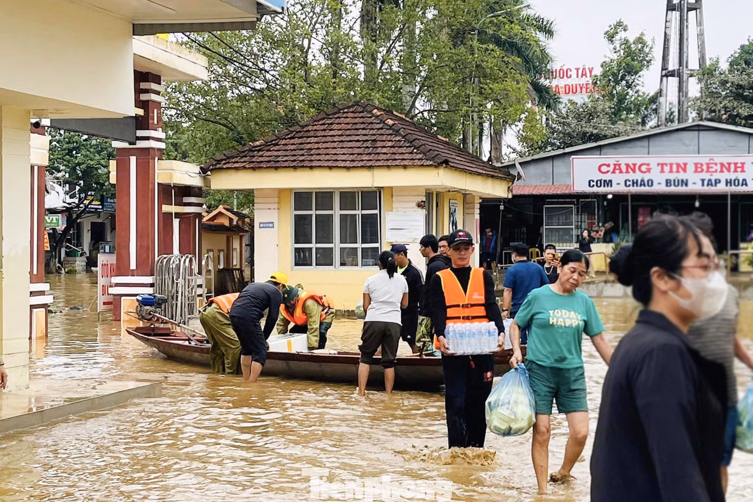 Vận chuyển các suất ăn, nước sạch và nhu yếu phẩm hỗ trợ bệnh nhân ở bệnh viện bị cô lập