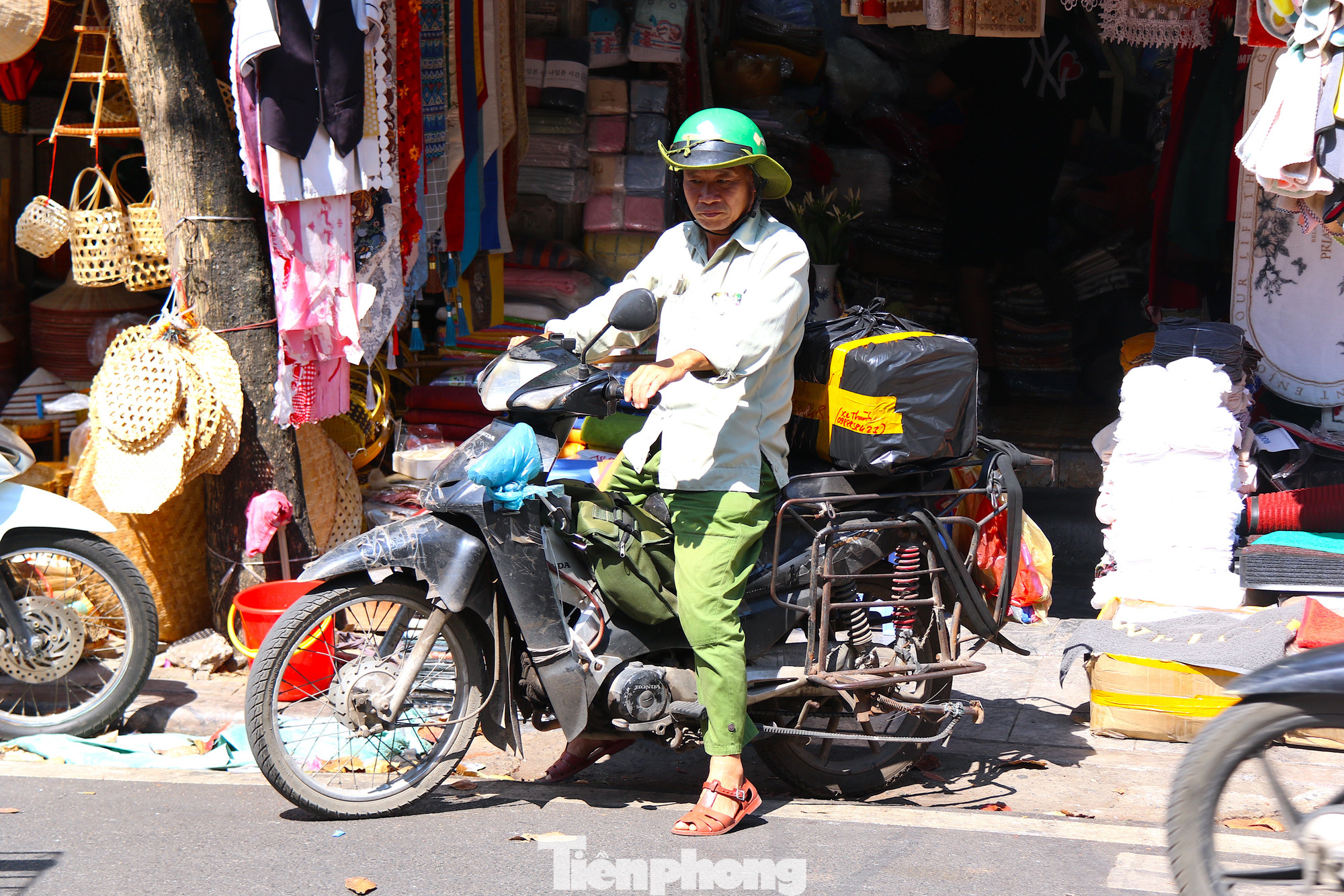 Cuộc sống mưu sinh của nhiều người lao động giao hàng bằng xe máy tại chợ Đồng Xuân. Cuộc sống mưu sinh của nhiều người lao động giao hàng bằng xe máy tại chợ Đồng Xuân.