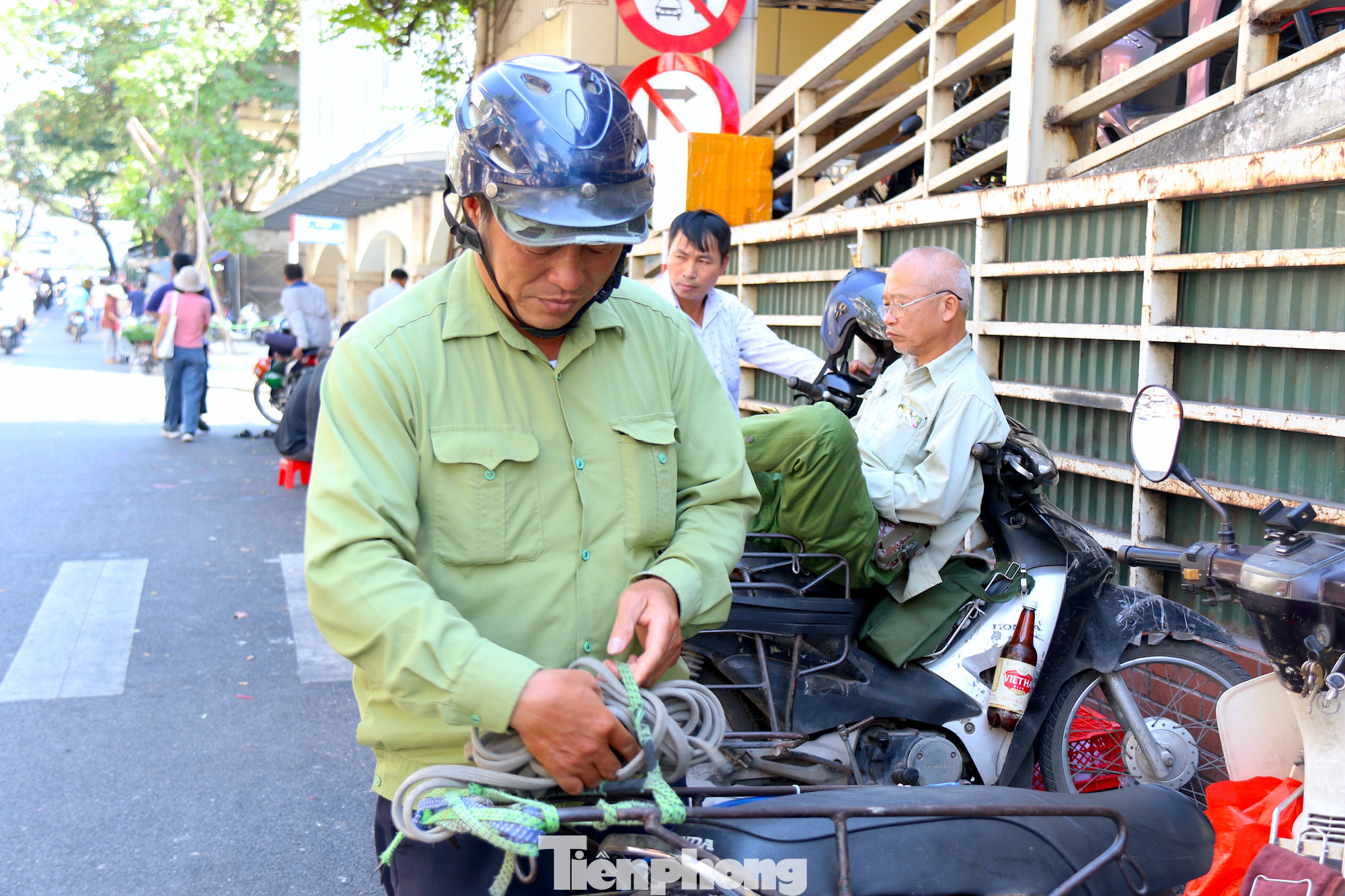 Cuộc sống mưu sinh của nhiều người lao động giao hàng bằng xe máy tại chợ Đồng Xuân. Cuộc sống mưu sinh của nhiều người lao động giao hàng bằng xe máy tại chợ Đồng Xuân.