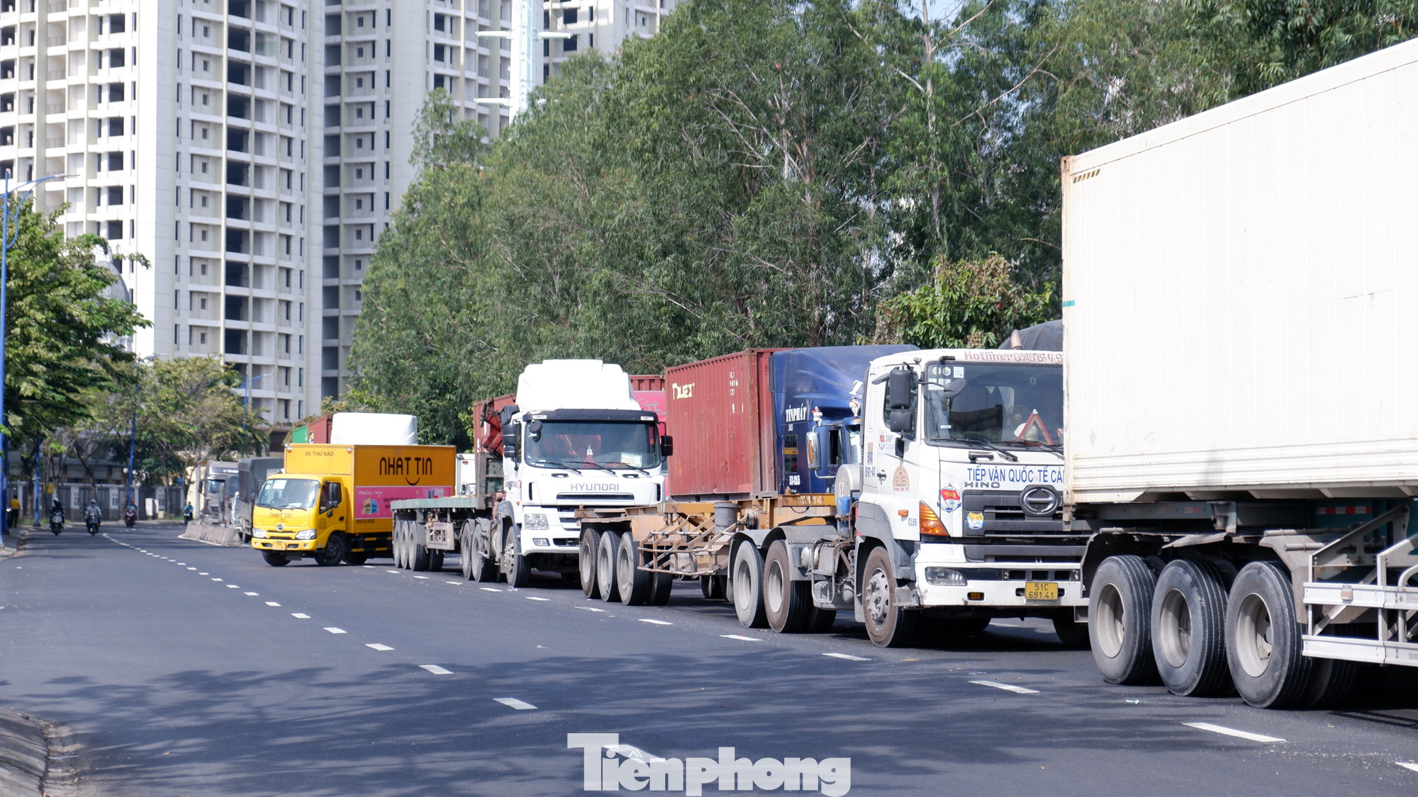 Một số tài xế phải điều khiển xe tìm hướng lưu thông khác. Một số tài xế phải điều khiển xe tìm hướng lưu thông khác.