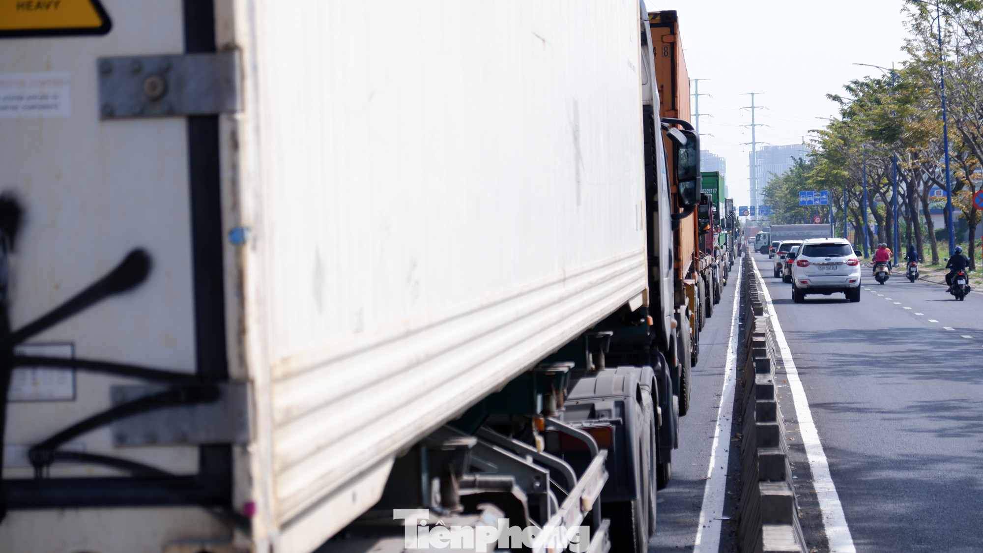 Dòng xe "đứng bánh" trên đường Đồng Văn Cống. Dòng xe "đứng bánh" trên đường Đồng Văn Cống.