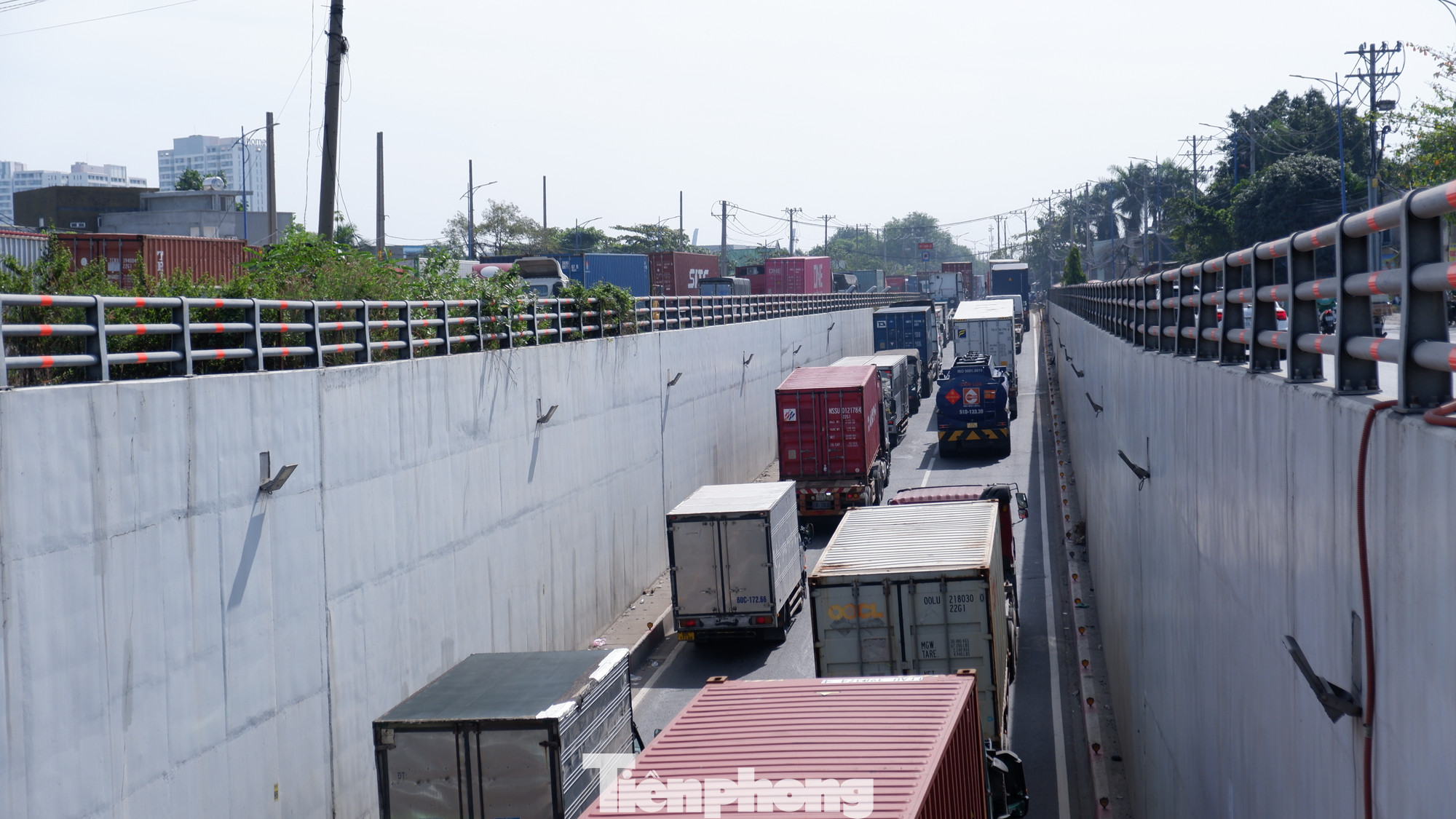 Phương tiện nối đuôi di chuyển chậm qua khu vực hầm chui nút giao thông Mỹ Thủy. Phương tiện nối đuôi di chuyển chậm qua khu vực hầm chui nút giao thông Mỹ Thủy.
