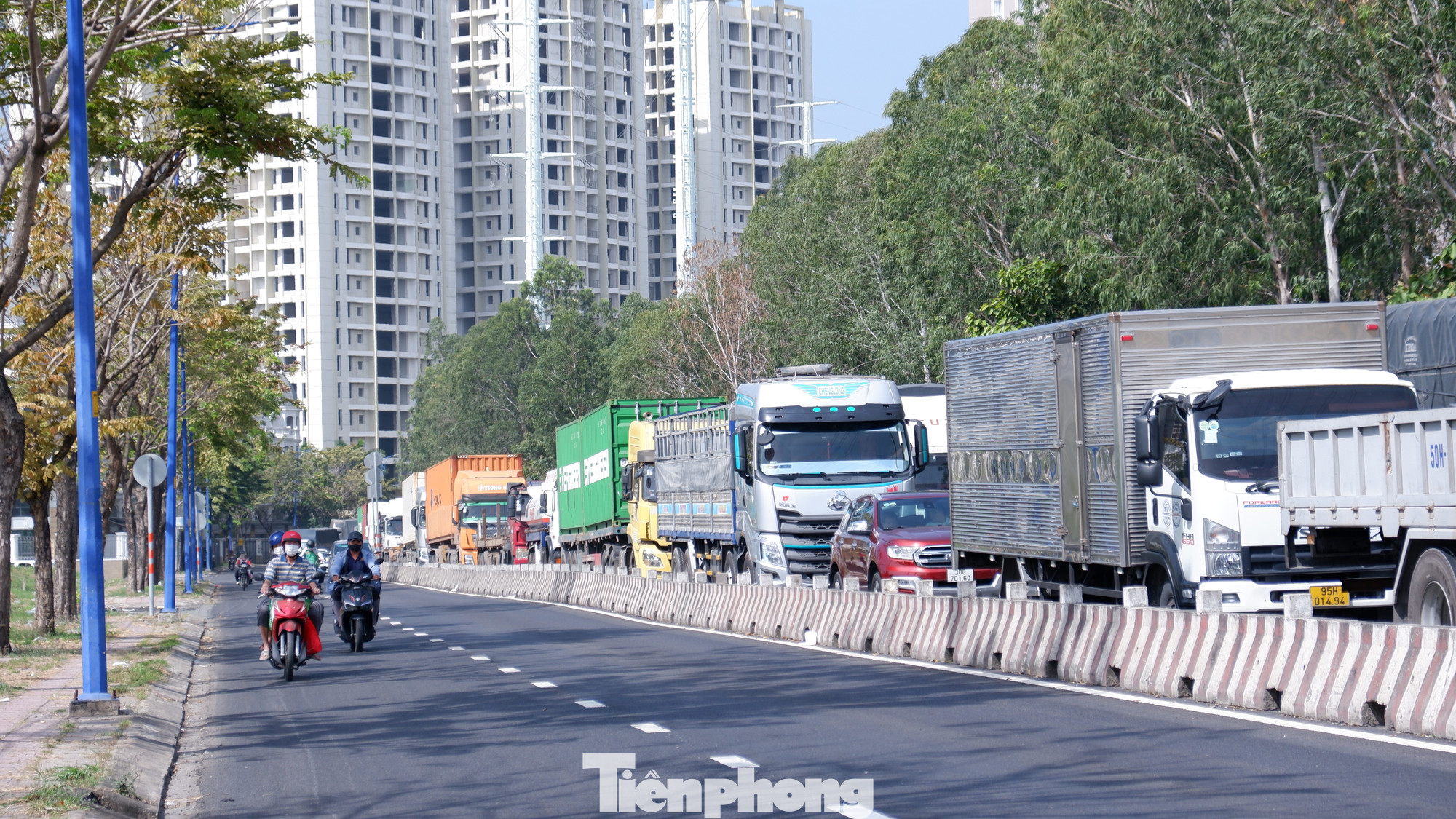 Một số hình ảnh về tình trạng ùn ứ trên đường Đồng Văn Cống (hướng về cảng Cát Lái). Một số hình ảnh về tình trạng ùn ứ trên đường Đồng Văn Cống (hướng về cảng Cát Lái).