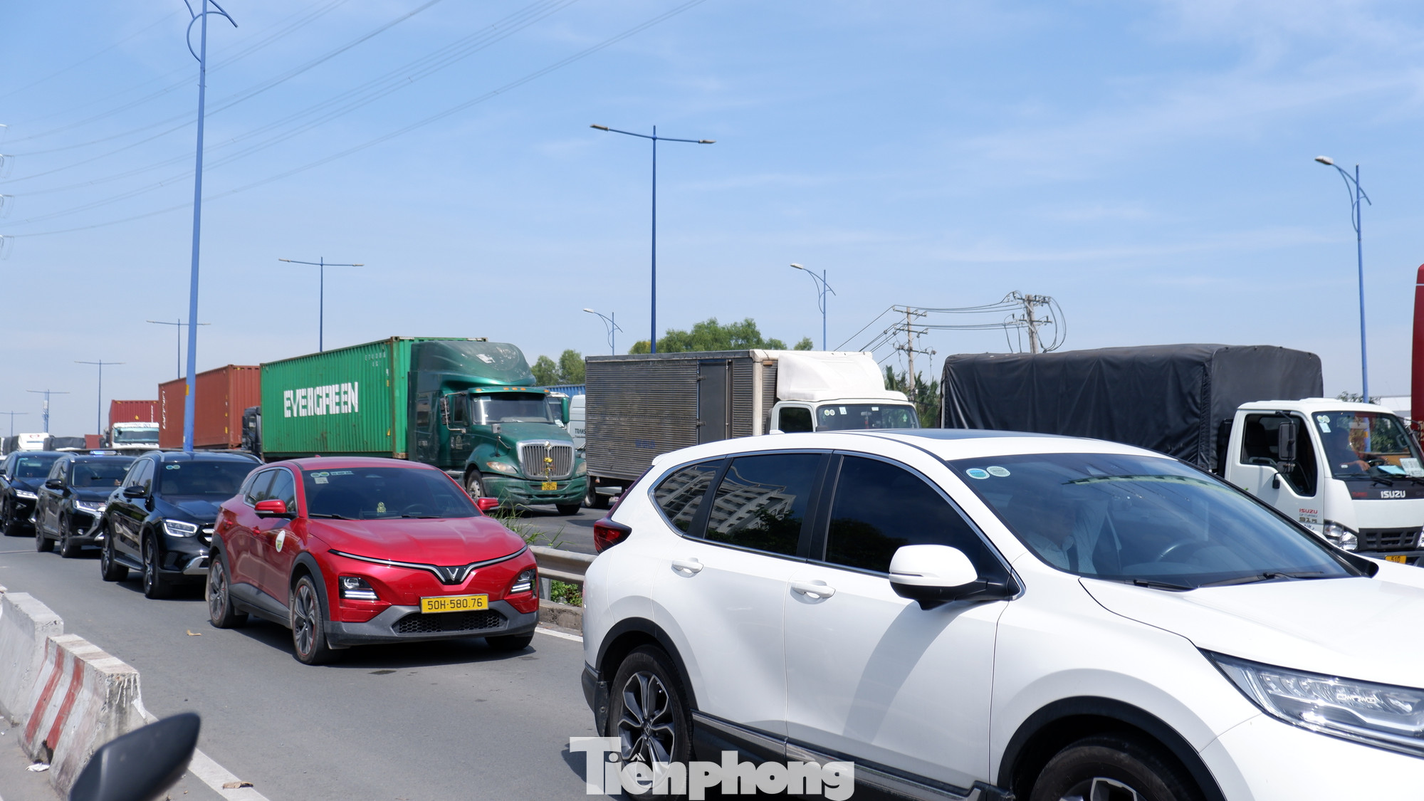 Dòng phương tiện xếp hàng chờ đèn tín hiệu giao thông ở nút giao thông Mỹ Thủy (hướng về cảng Cát Lái). Dòng phương tiện xếp hàng chờ đèn tín hiệu giao thông ở nút giao thông Mỹ Thủy (hướng về cảng Cát Lái).