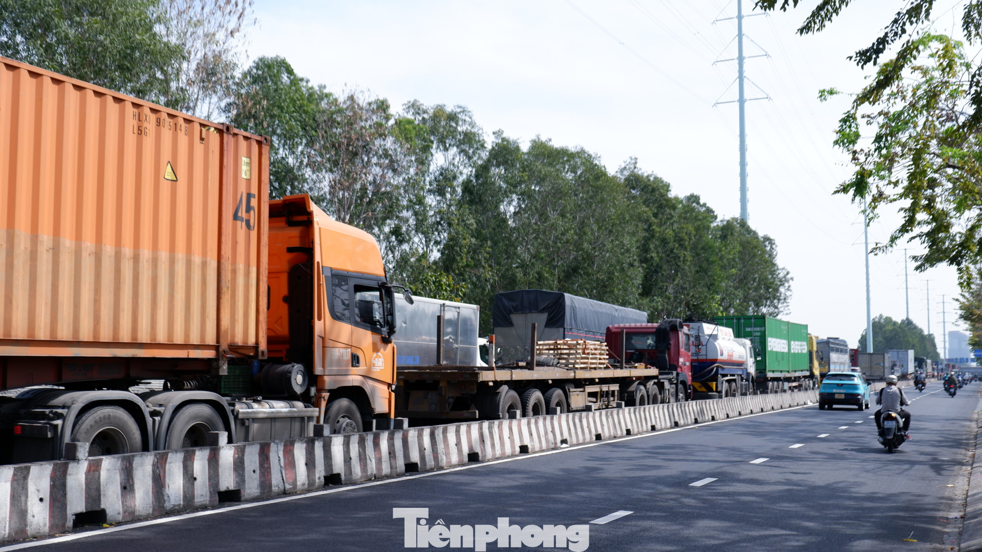 Một số hình ảnh về tình trạng ùn ứ trên đường Đồng Văn Cống (hướng về cảng Cát Lái). Một số hình ảnh về tình trạng ùn ứ trên đường Đồng Văn Cống (hướng về cảng Cát Lái).