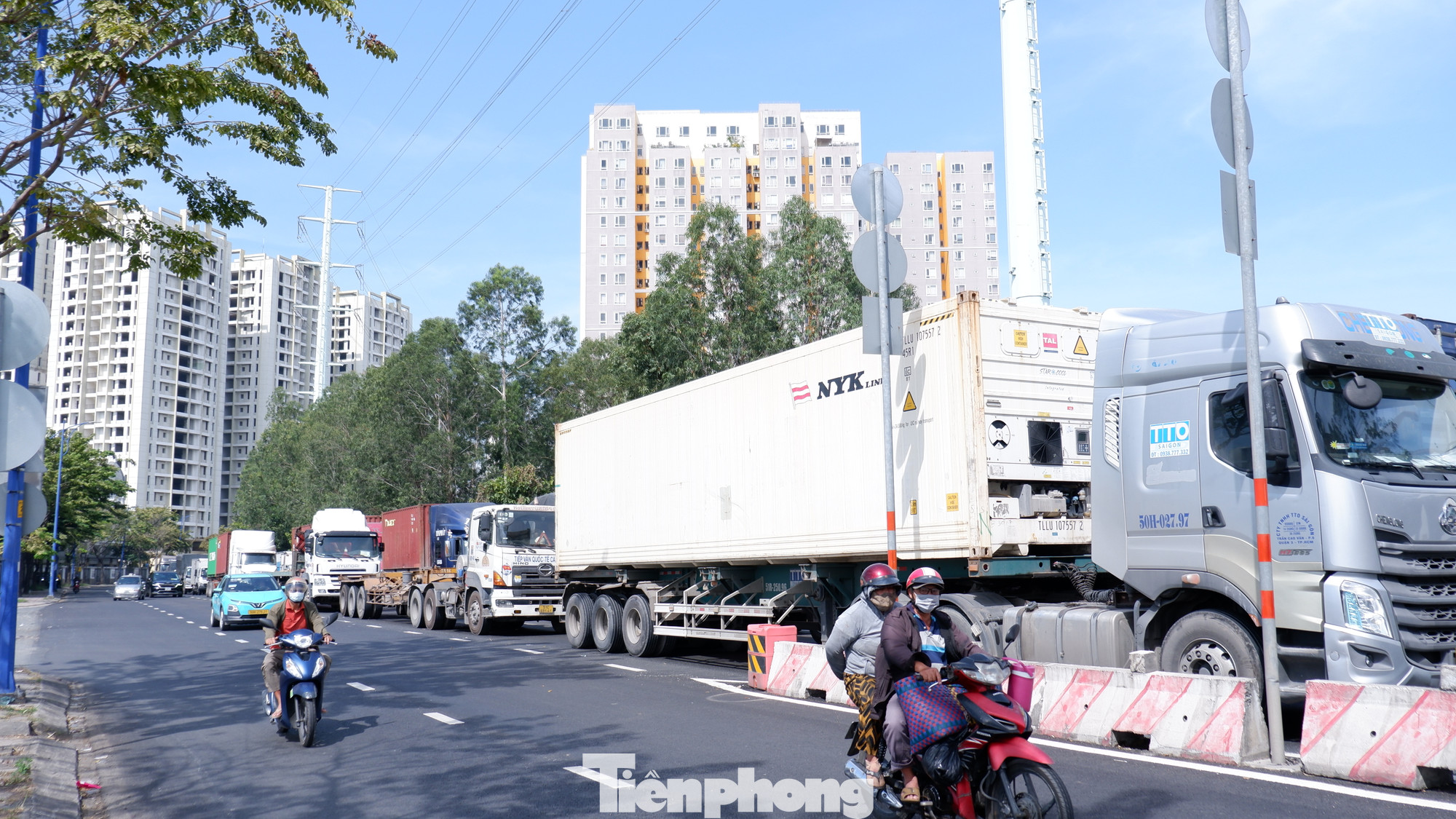 Một số hình ảnh về tình trạng ùn ứ trên đường Đồng Văn Cống (hướng về cảng Cát Lái). Một số hình ảnh về tình trạng ùn ứ trên đường Đồng Văn Cống (hướng về cảng Cát Lái).