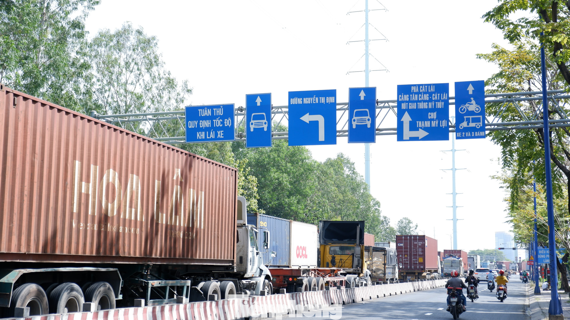 Dù không phải giờ cao điểm nhưng hàng dài xe container, xe tải vẫn xếp hàng nối đuôi nhau trên đường Đồng Văn Cống. Dù không phải giờ cao điểm nhưng hàng dài xe container, xe tải vẫn xếp hàng nối đuôi nhau trên đường Đồng Văn Cống.