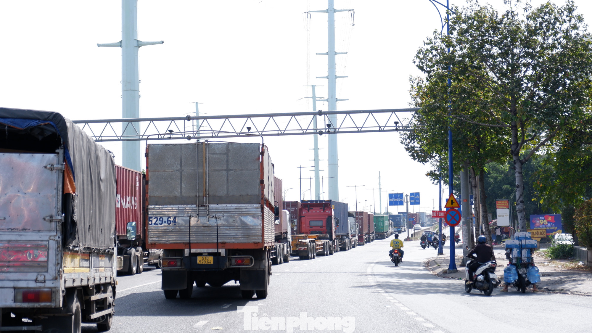 Tại khu vực gần nút giao thông Mỹ Thủy, giao thông luôn căng thẳng dù không phải giờ cao điểm. Tại khu vực gần nút giao thông Mỹ Thủy, giao thông luôn căng thẳng dù không phải giờ cao điểm.