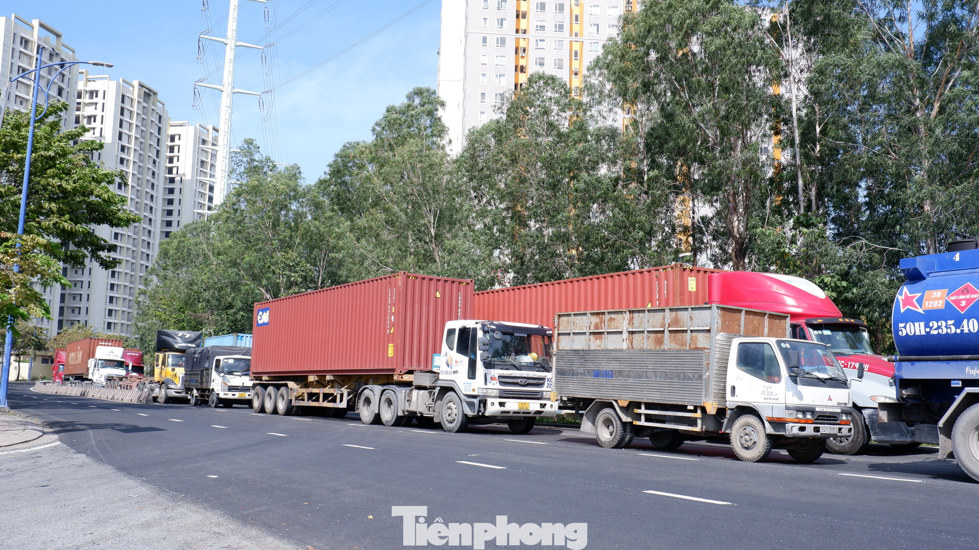 Dòng phương tiện xếp hàng dài trên đường Đồng Văn Cống. Dòng phương tiện xếp hàng dài trên đường Đồng Văn Cống.