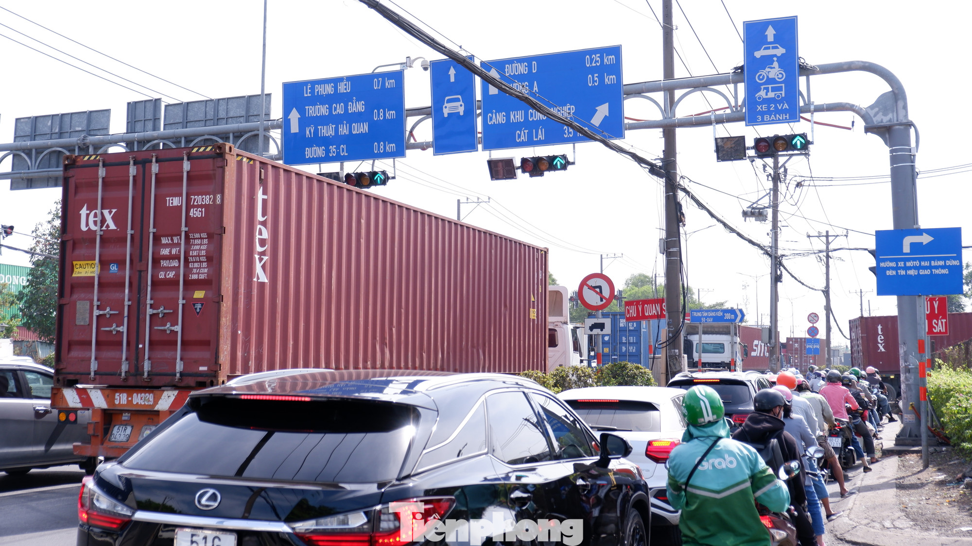 Càng đi về phía cảng Cát Lái, giao thông trên đường Nguyễn Thị Định càng đông đúc. Càng đi về phía cảng Cát Lái, giao thông trên đường Nguyễn Thị Định càng đông đúc.